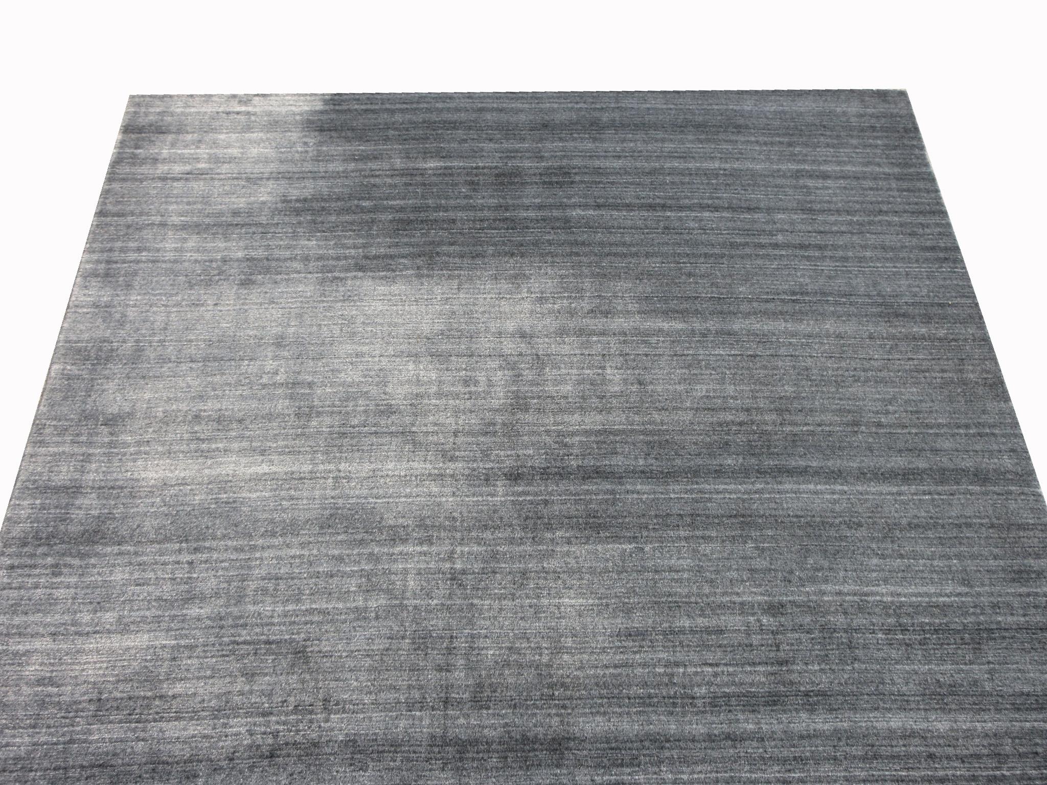 Hand-Crafted Gray Silk Modern Rug For Sale