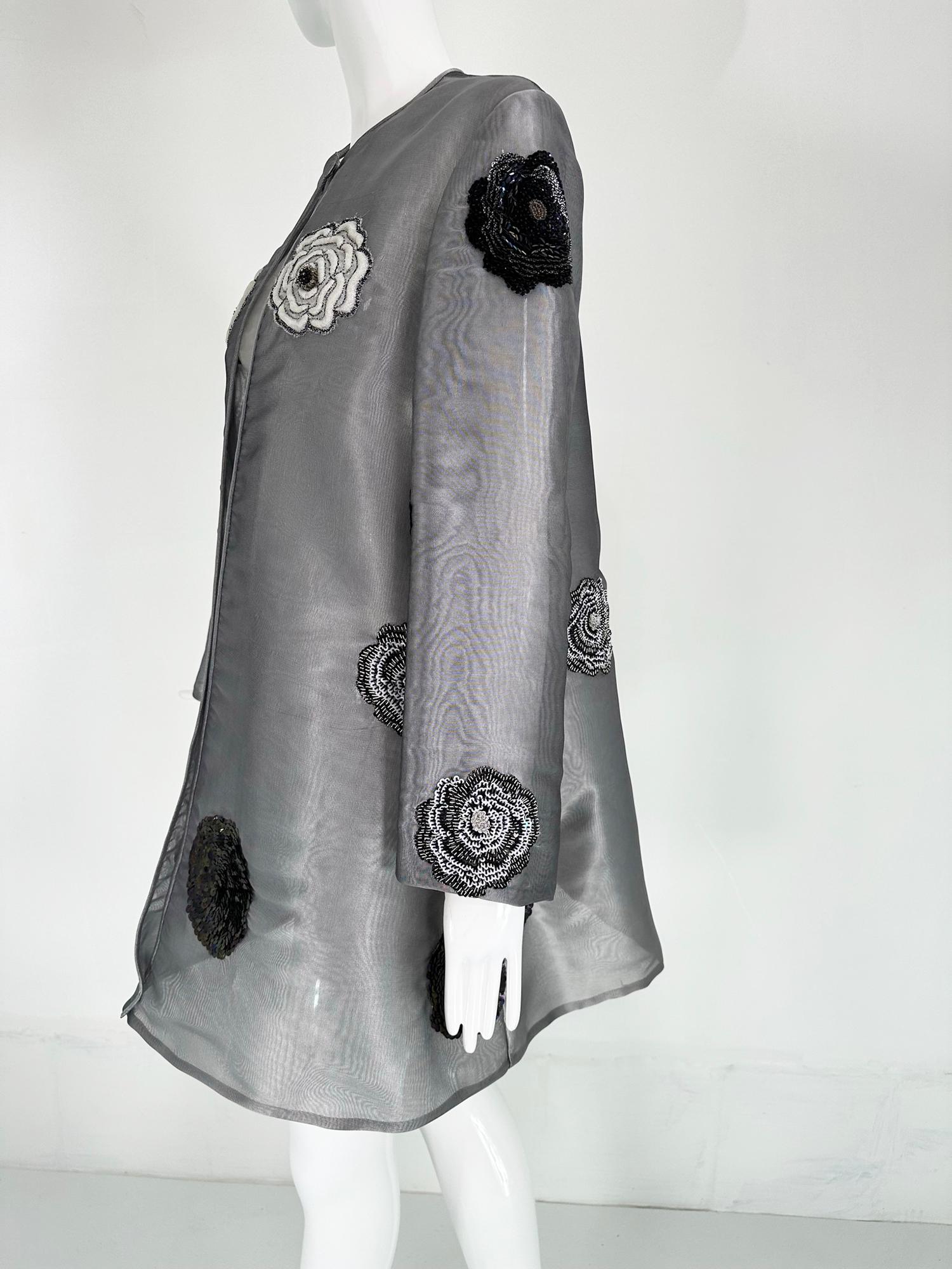 Manteau de soirée en organza gris brodé de perles et de sequins en cercle  Pour femmes en vente