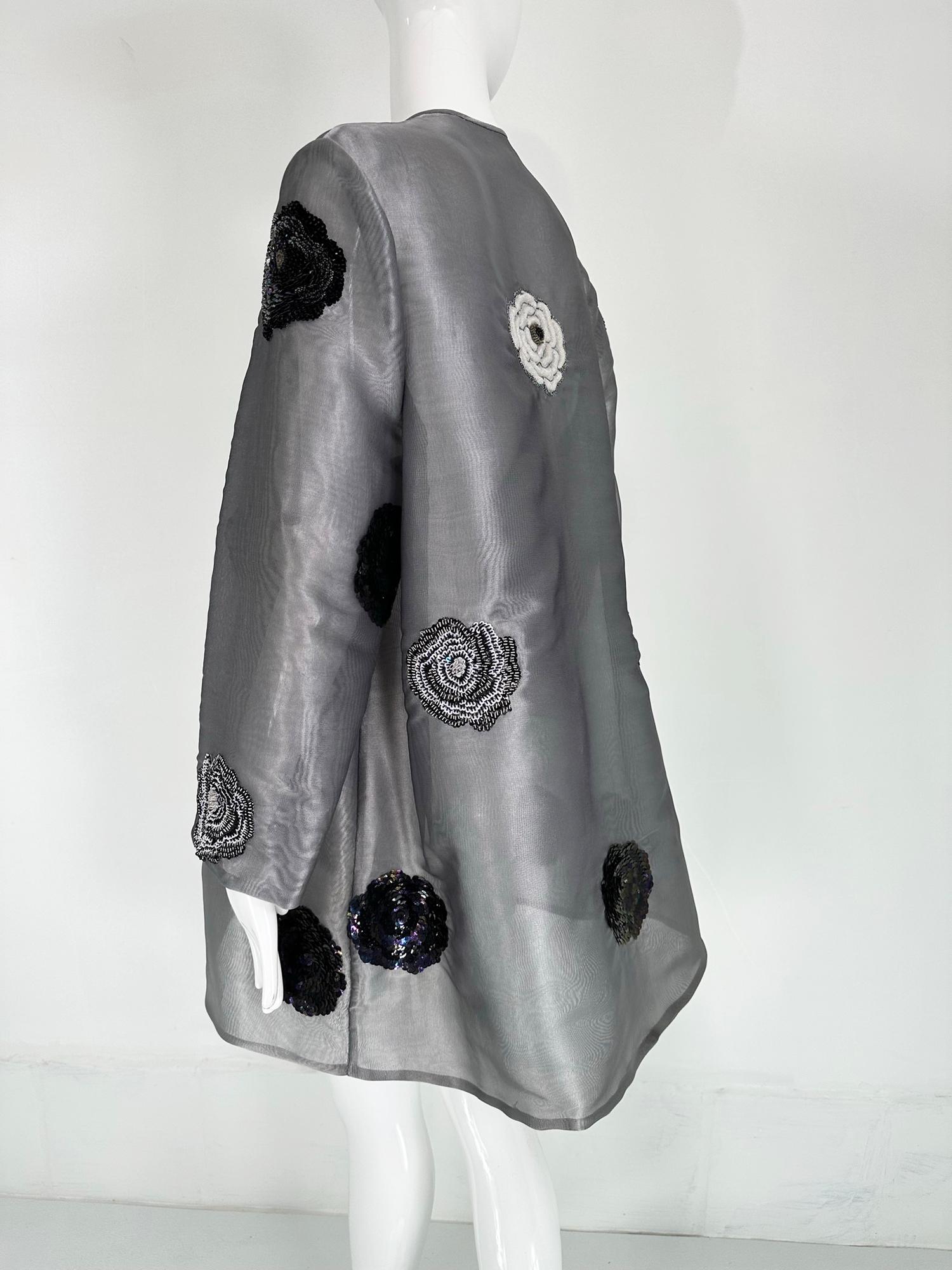 Manteau de soirée en organza gris brodé de perles et de sequins en cercle  en vente 2