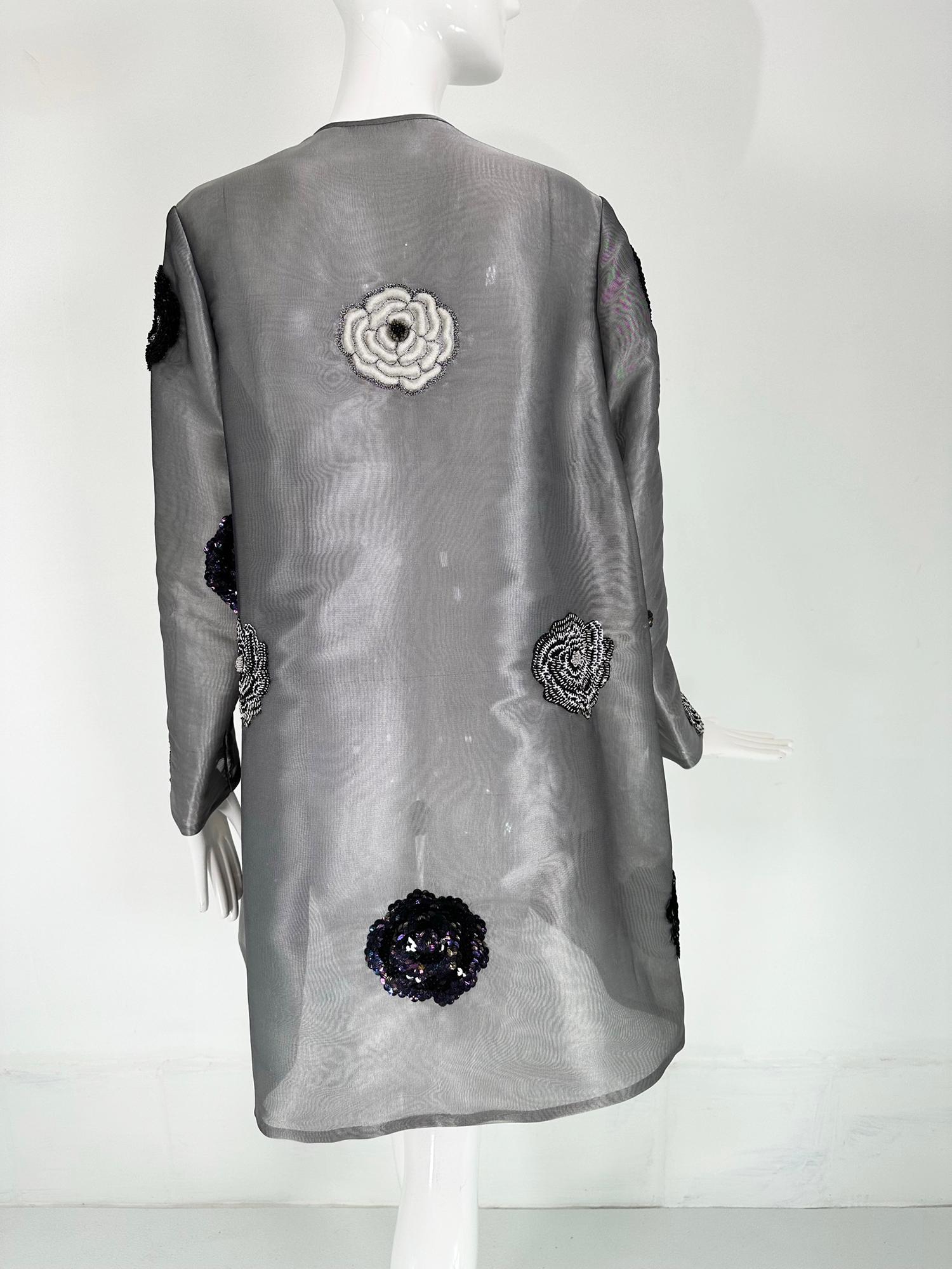 Manteau de soirée en organza gris brodé de perles et de sequins en cercle  en vente 3