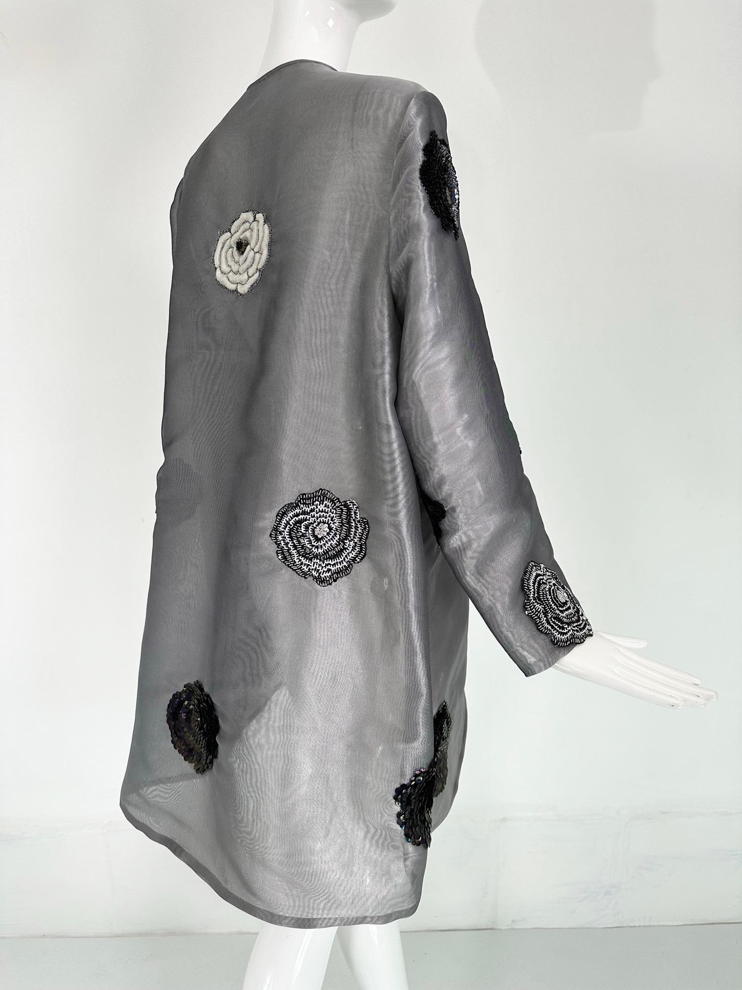 Manteau de soirée en organza gris brodé de perles et de sequins en cercle  en vente 4