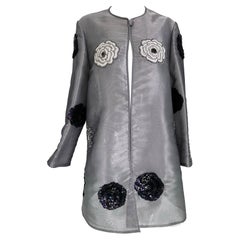 Manteau de soirée en organza gris brodé de perles et de sequins en cercle