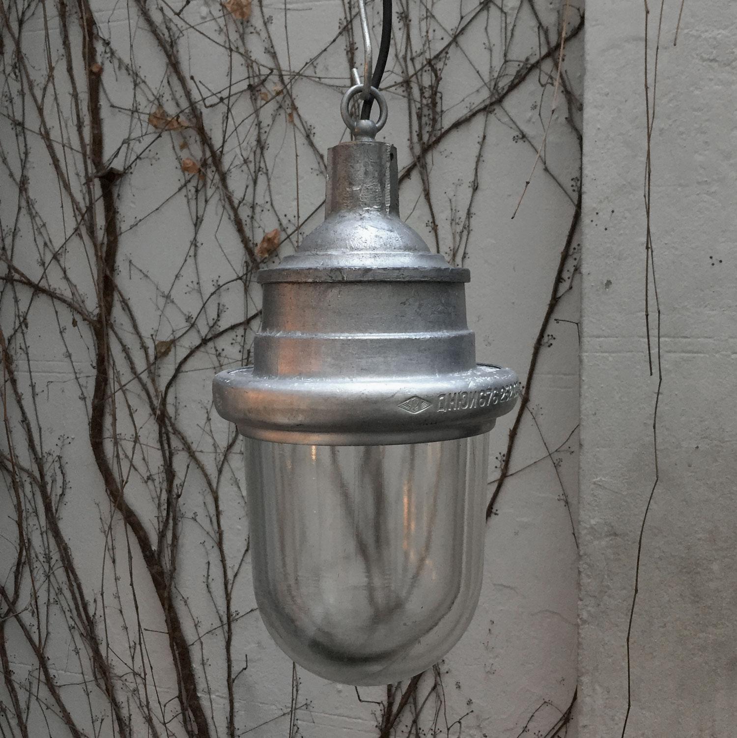 Gray Silver Cast Aluminum Clear Glass Vintage Industrial pendant Lamps In Good Condition In Amsterdam, NL