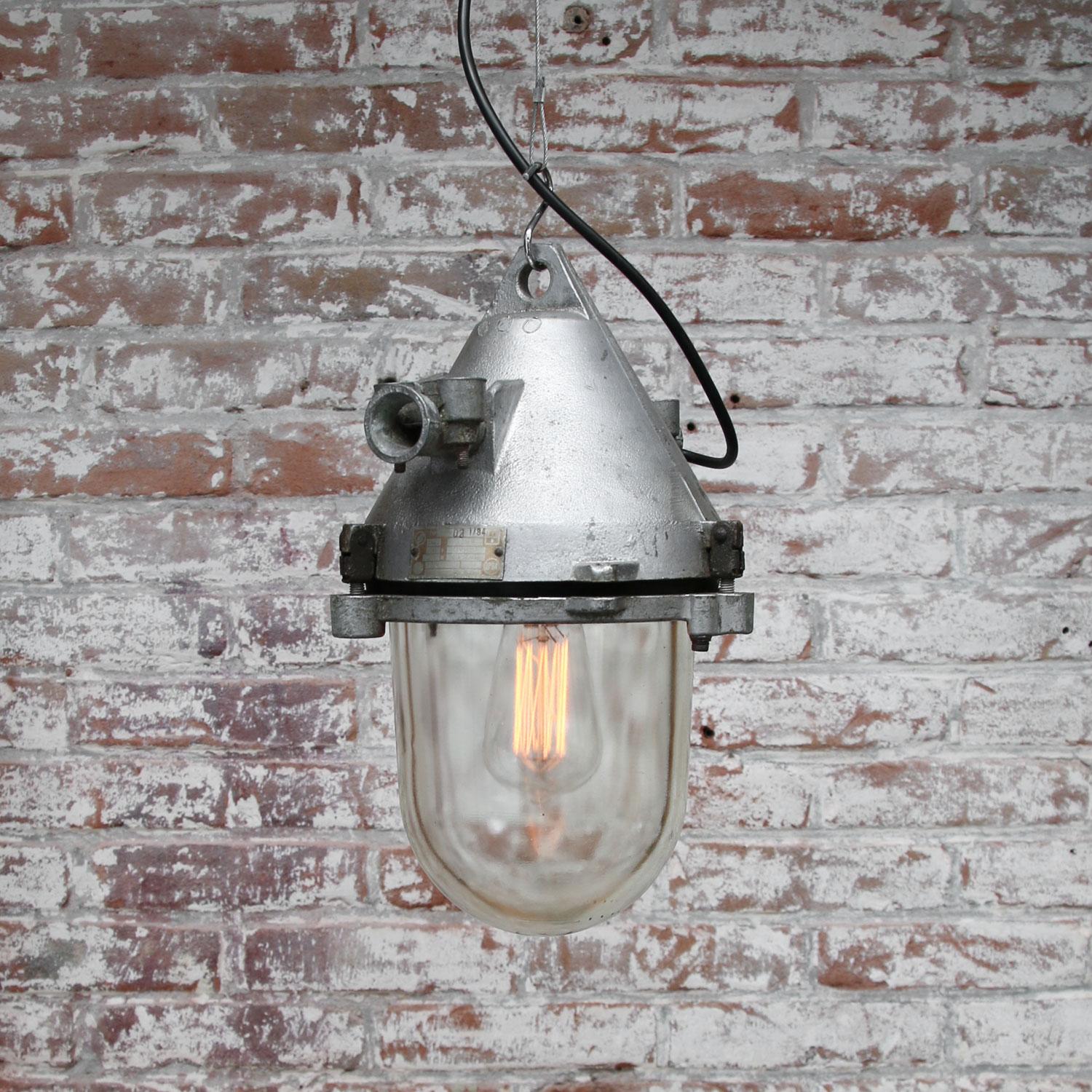 Gray Silver Cast Aluminum Vintage Industrial Clear Glass Hanging Pendant Lamp In Good Condition For Sale In Amsterdam, NL