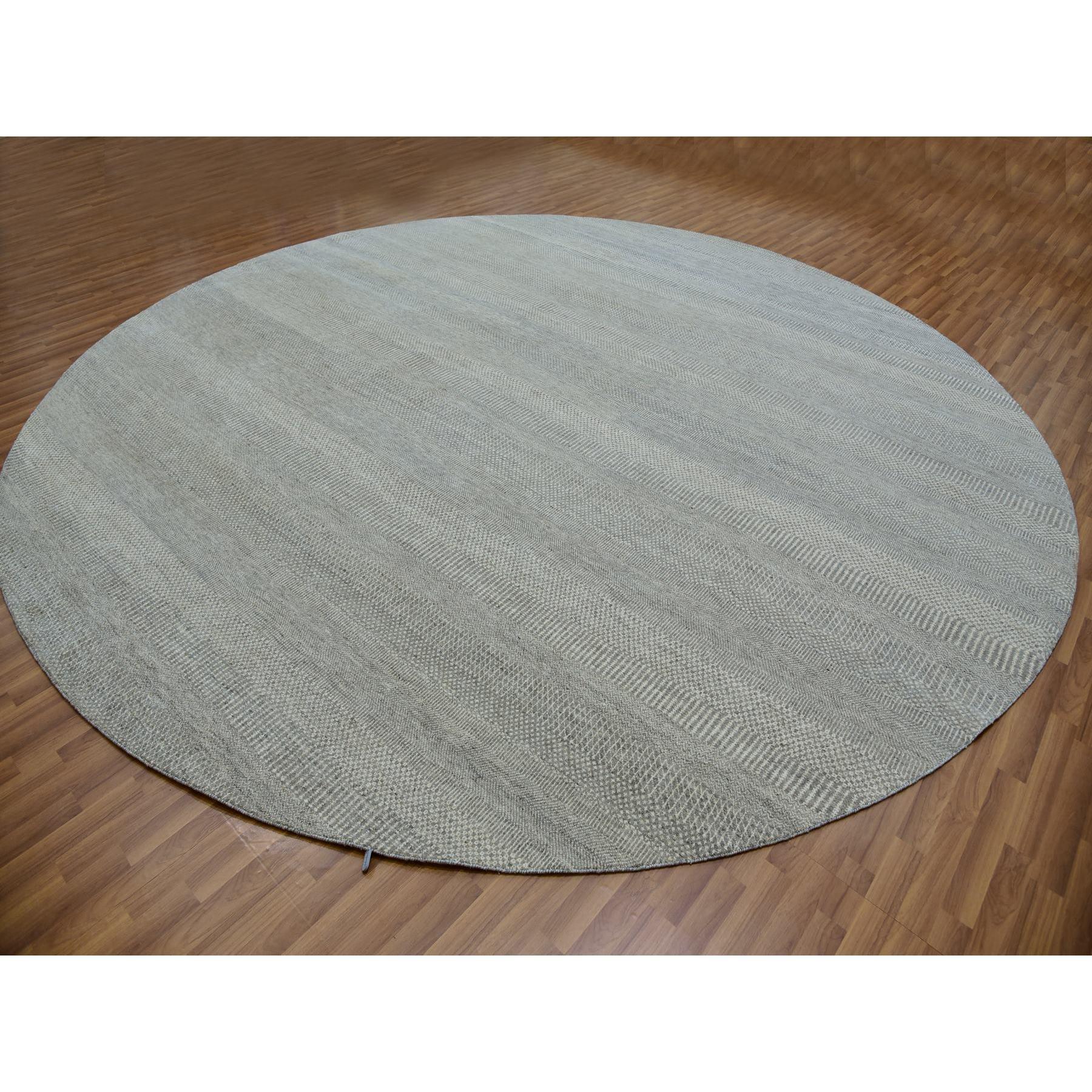 Moderno Tappeto rotondo grigio in morbida lana non colorata annodata a mano con un moderno design a base di erba tono su tono in vendita