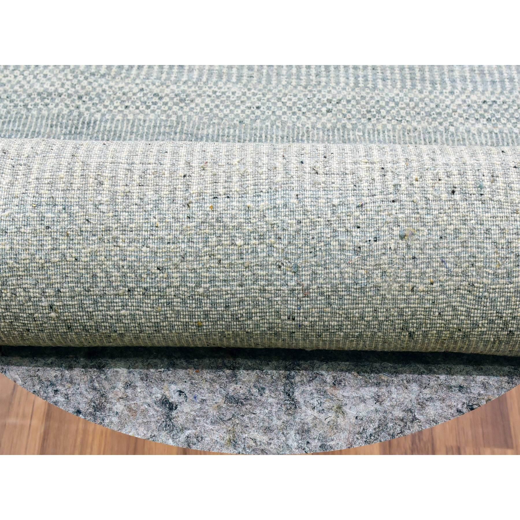Indiano Tappeto rotondo grigio in morbida lana non colorata annodata a mano con un moderno design a base di erba tono su tono in vendita
