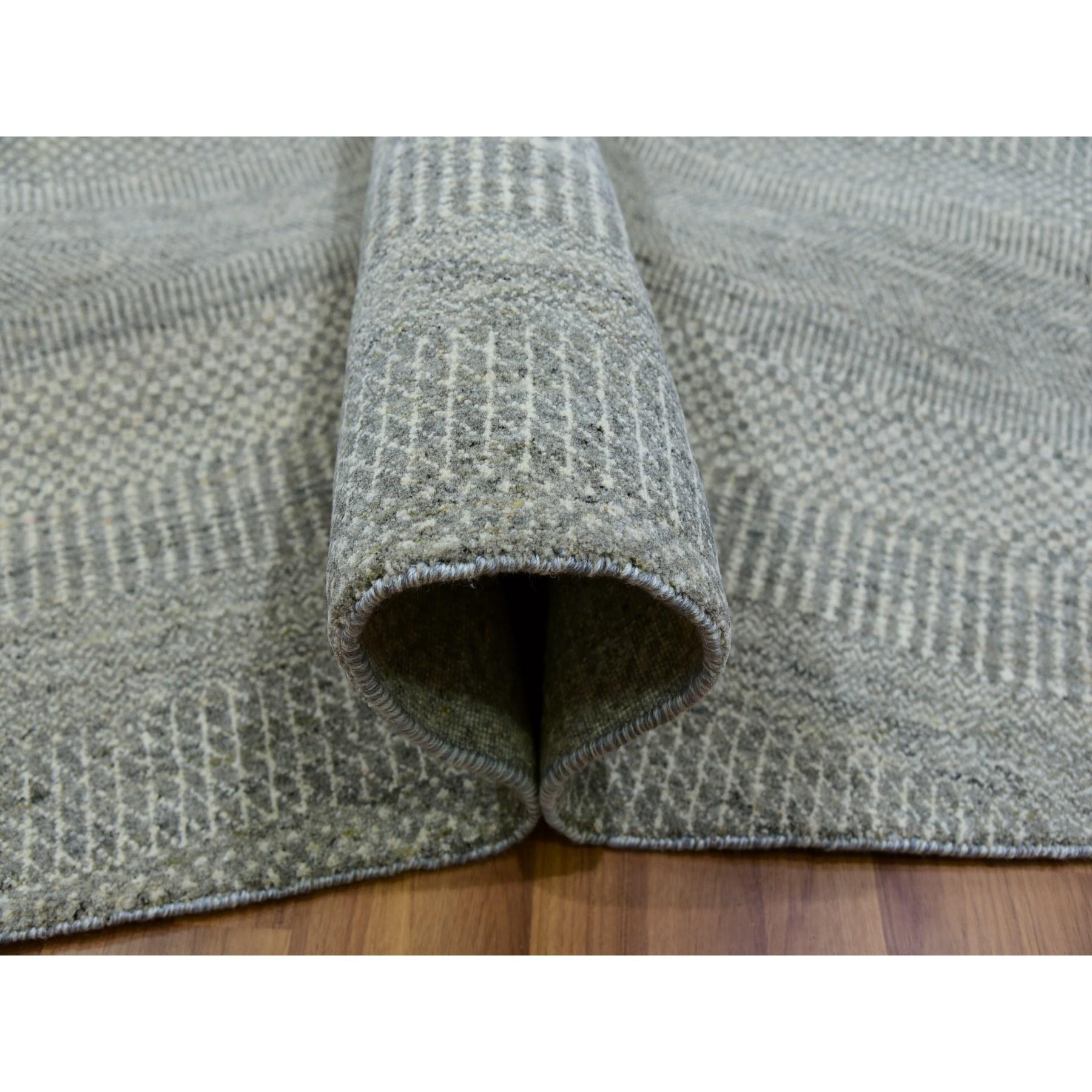 Annodato a mano Tappeto rotondo grigio in morbida lana non colorata annodata a mano con un moderno design a base di erba tono su tono in vendita