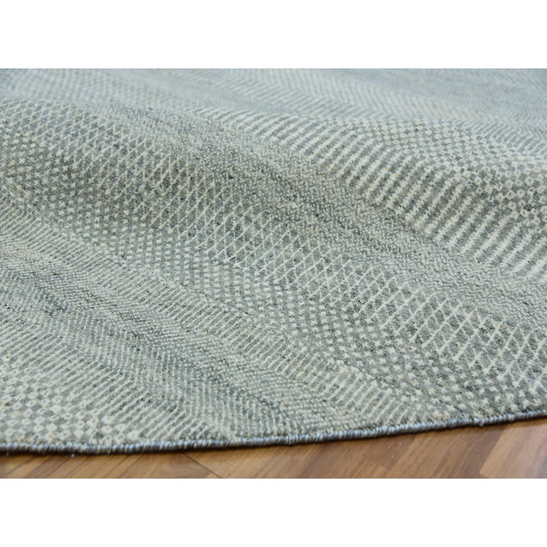 Tappeto rotondo grigio in morbida lana non colorata annodata a mano con un moderno design a base di erba tono su tono In condizioni Nuovo in vendita a Carlstadt, NJ