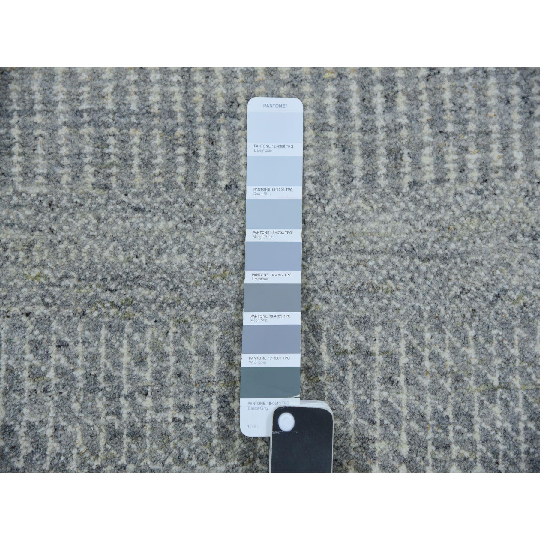 XXI secolo e contemporaneo Tappeto rotondo grigio in morbida lana non colorata annodata a mano con un moderno design a base di erba tono su tono in vendita
