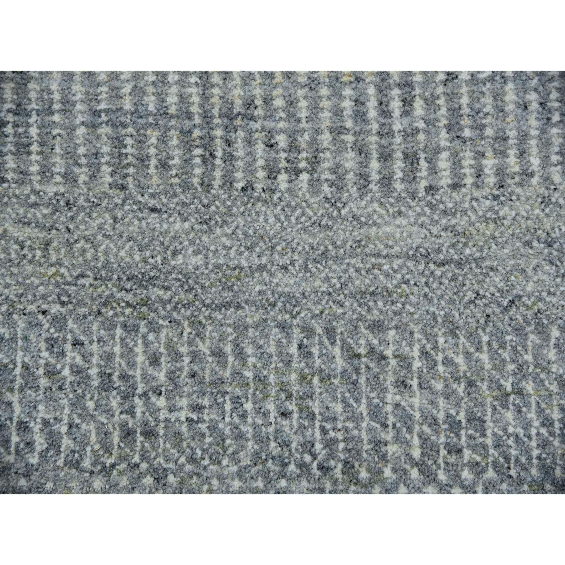 Lana Tappeto rotondo grigio in morbida lana non colorata annodata a mano con un moderno design a base di erba tono su tono in vendita