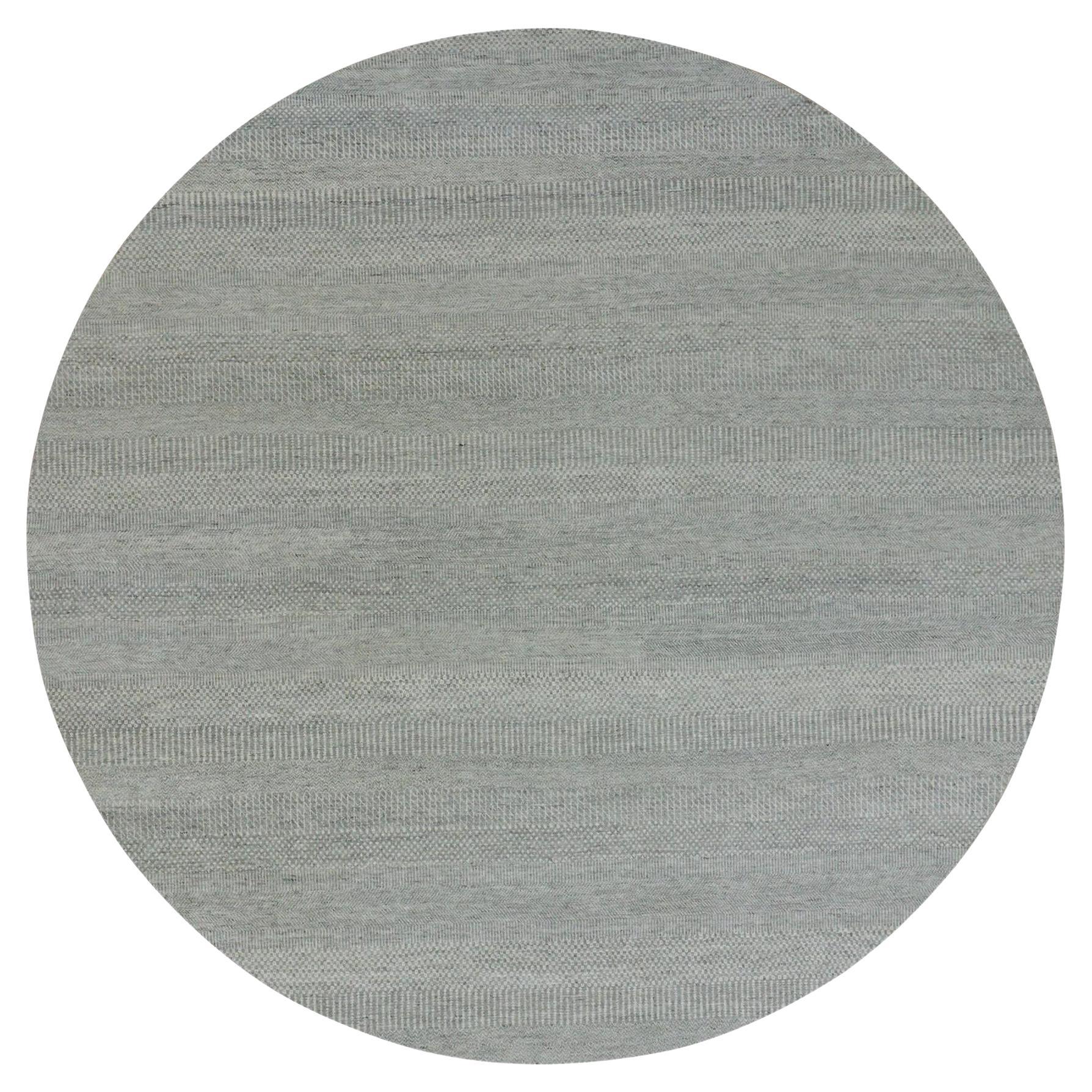 Tappeto rotondo grigio in morbida lana non colorata annodata a mano con un moderno design a base di erba tono su tono