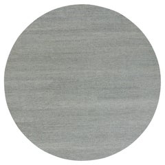Grauer weicher, ungefärbter Wollteppich, handgeknüpft, modernes Gras-Design, Ton in Ton, runder Teppich
