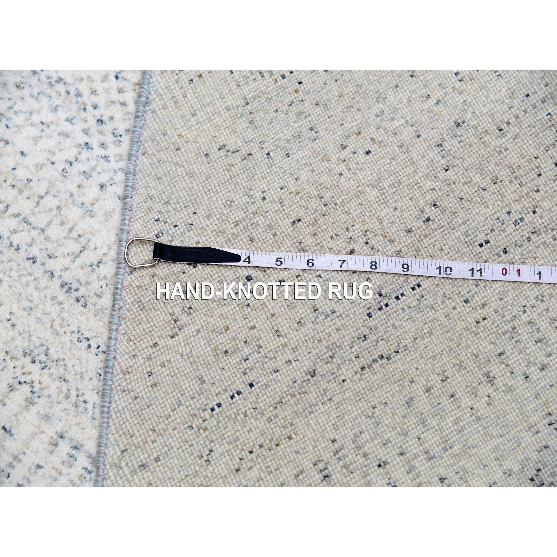Tappeto orientale rotondo in morbida lana grigia annodata a mano con design moderno a base di erba tono su tono in vendita 3