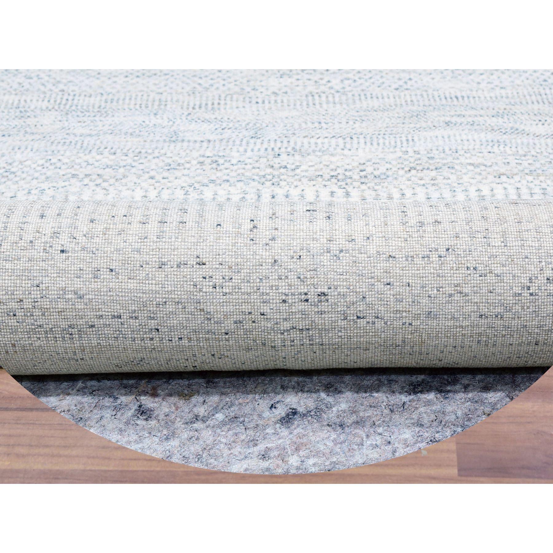 Indiano Tappeto orientale rotondo in morbida lana grigia annodata a mano con design moderno a base di erba tono su tono in vendita