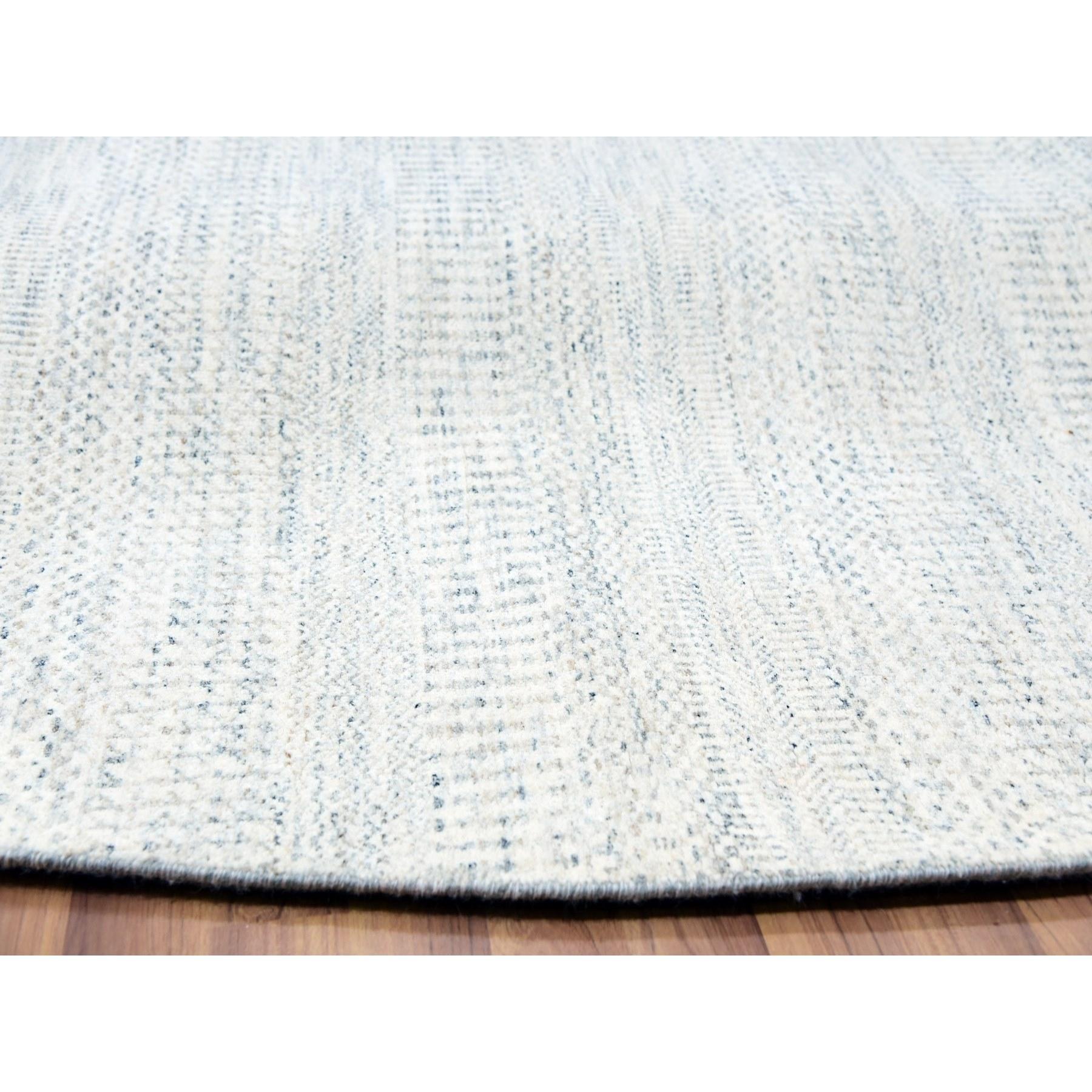 Tappeto orientale rotondo in morbida lana grigia annodata a mano con design moderno a base di erba tono su tono In condizioni Nuovo in vendita a Carlstadt, NJ