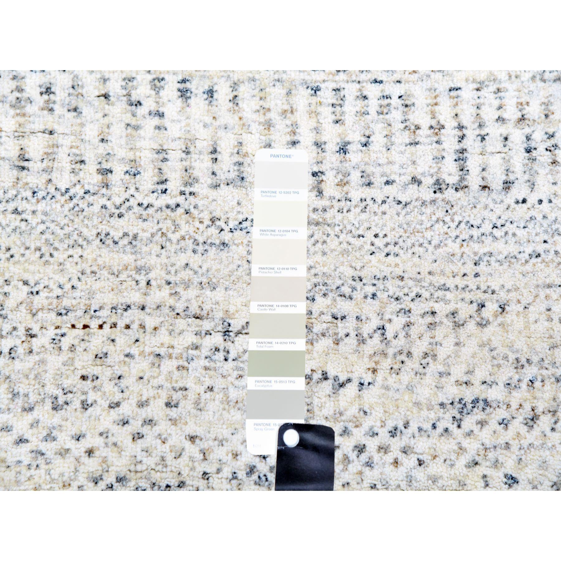 XXI secolo e contemporaneo Tappeto orientale rotondo in morbida lana grigia annodata a mano con design moderno a base di erba tono su tono in vendita