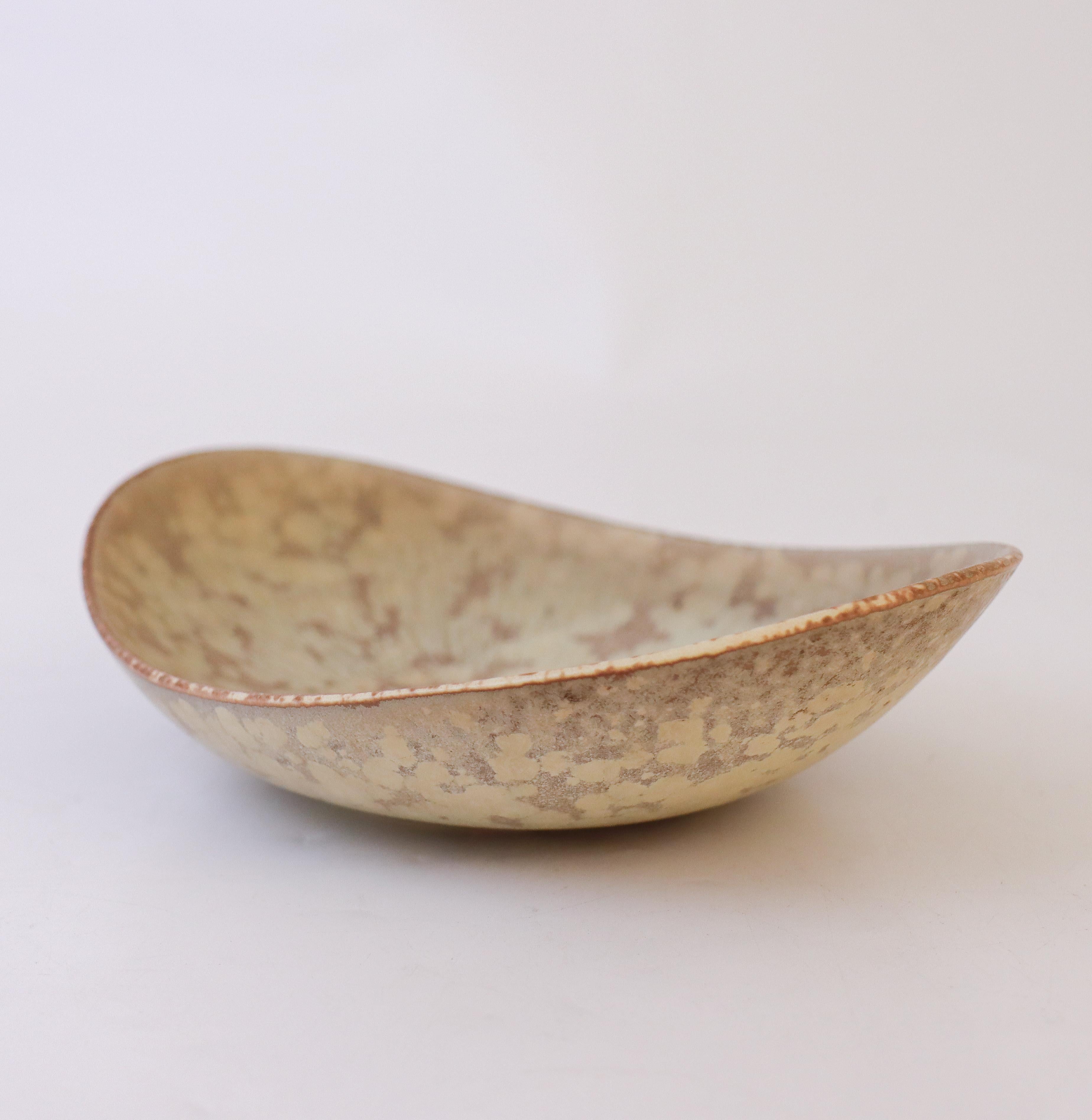 Un delizioso piatto grigio maculato con uno splendido smalto disegnato da Carl-Harry Stålhane a Rörstrand La ciotola ha un diametro di 19 x 14 cm (7,6
