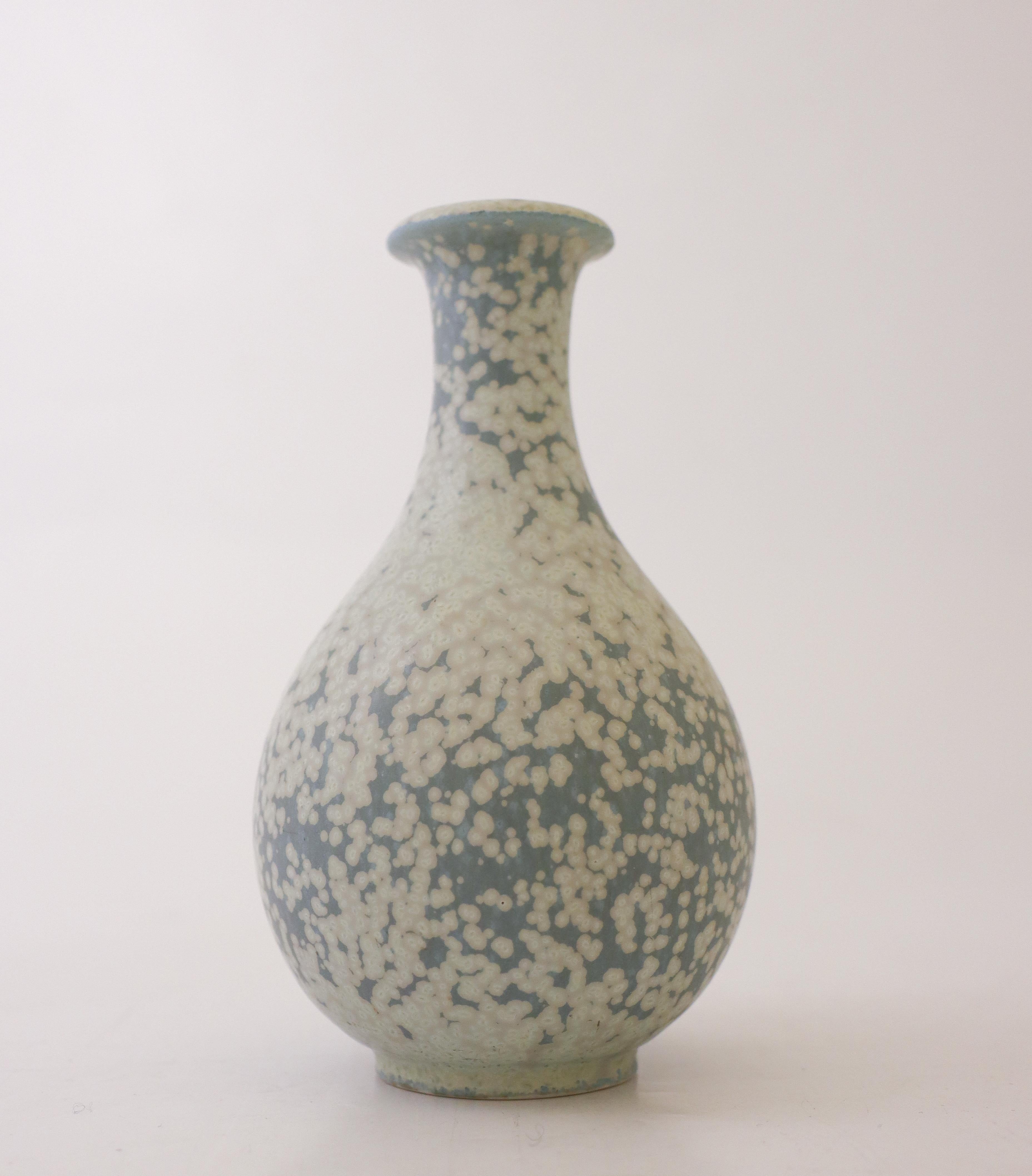 Un joli vase moucheté gris/bleu conçu par Gunnar Nylund chez Rörstrand. Le vase mesure 14,5 cm de haut et 8,5 cm de diamètre. Il est en parfait état et marqué comme étant de première qualité. 

Gunnar Nylund est né à Paris en 1904 de parents