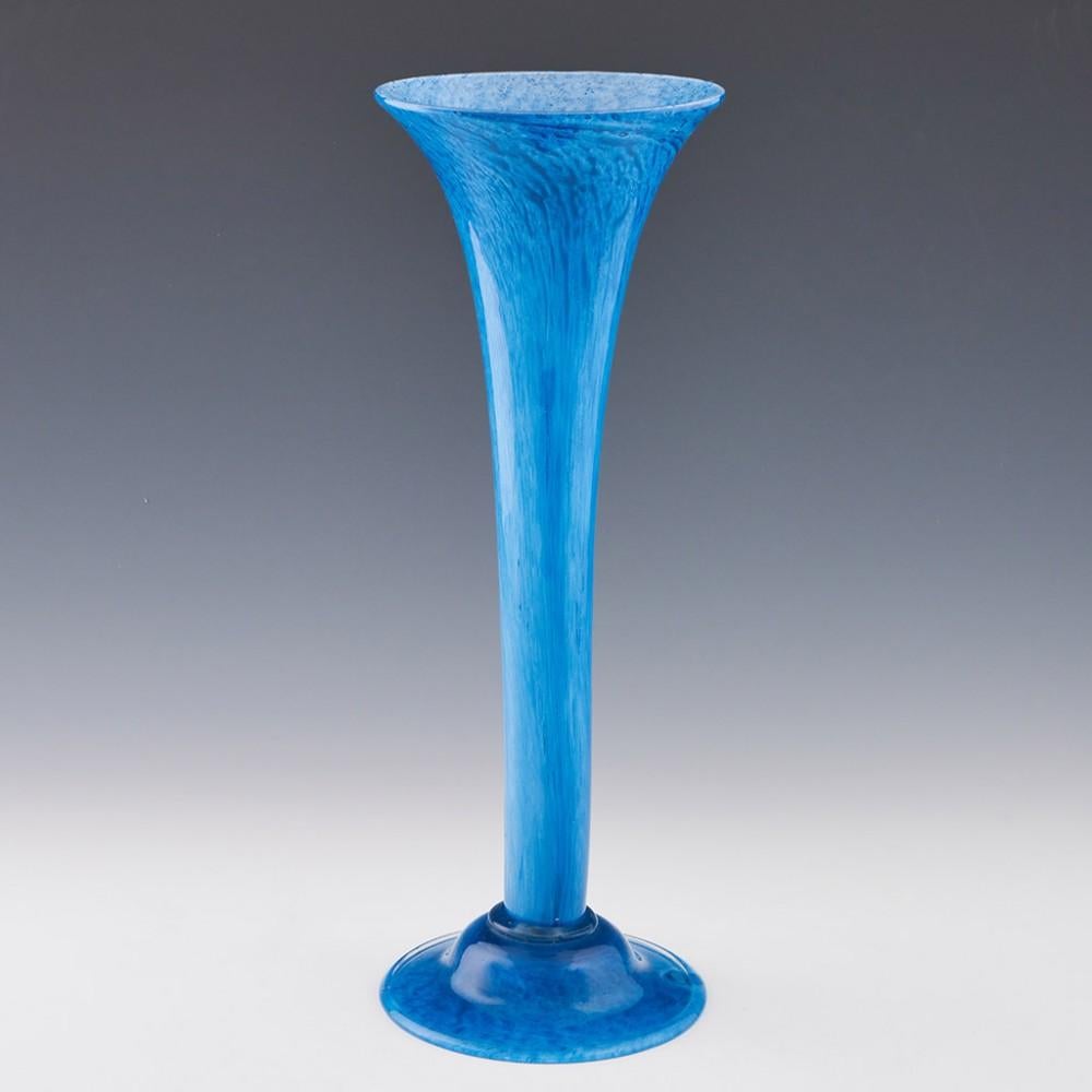 Vase en verre Gray-Stan, c1930

Informations complémentaires :
Date : c1930
Origine : Battersea ; Londres
Couleur : bleu chiné
Caractéristiques de la coupe : coupe en forme de trompette s'évasant vers le bord sur un pied bombé avec un bord