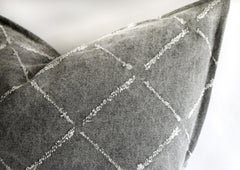 Oreillers en lin lavé à la pierre grise avec détails effilochés de diamants
