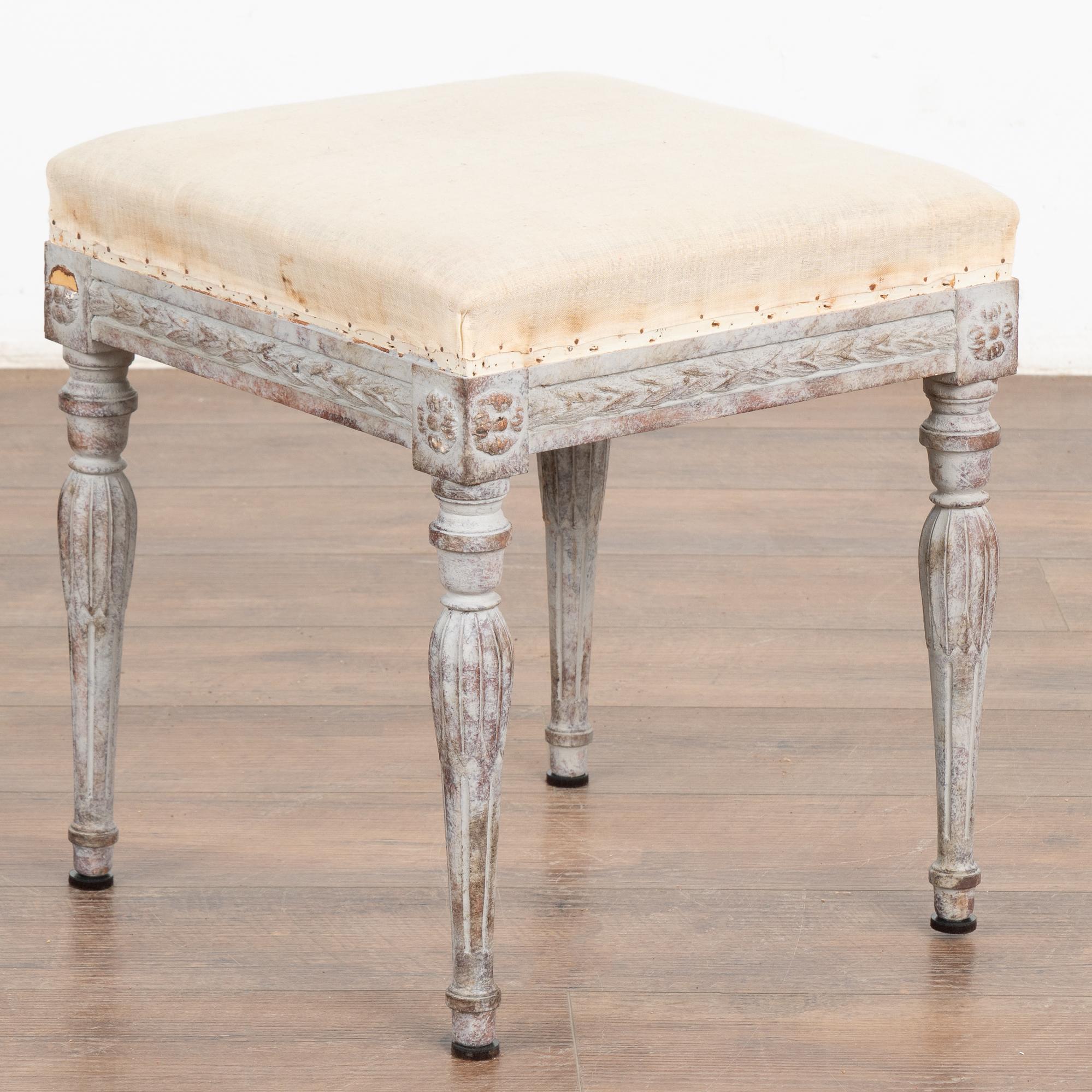 Grauer schwedischer Gustavianischer Hocker, um 1900 5