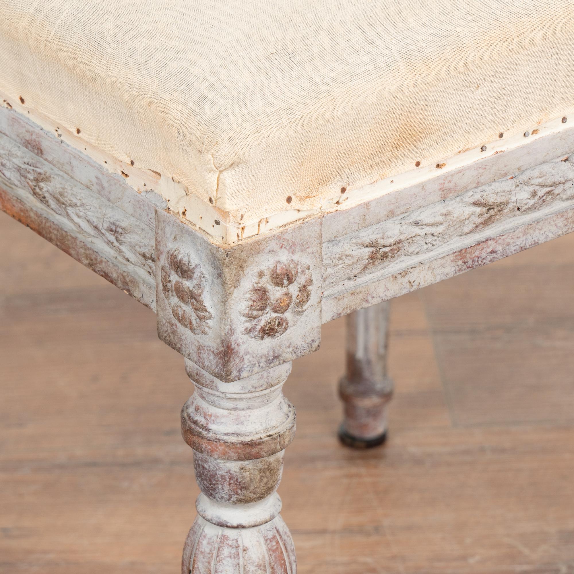 Grauer schwedischer Gustavianischer Hocker, um 1900 im Zustand „Relativ gut“ in Round Top, TX