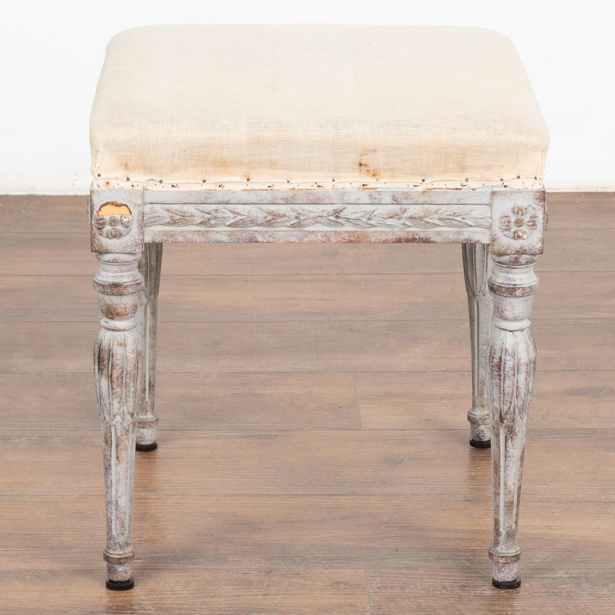 Grauer schwedischer Gustavianischer Hocker, um 1900 3