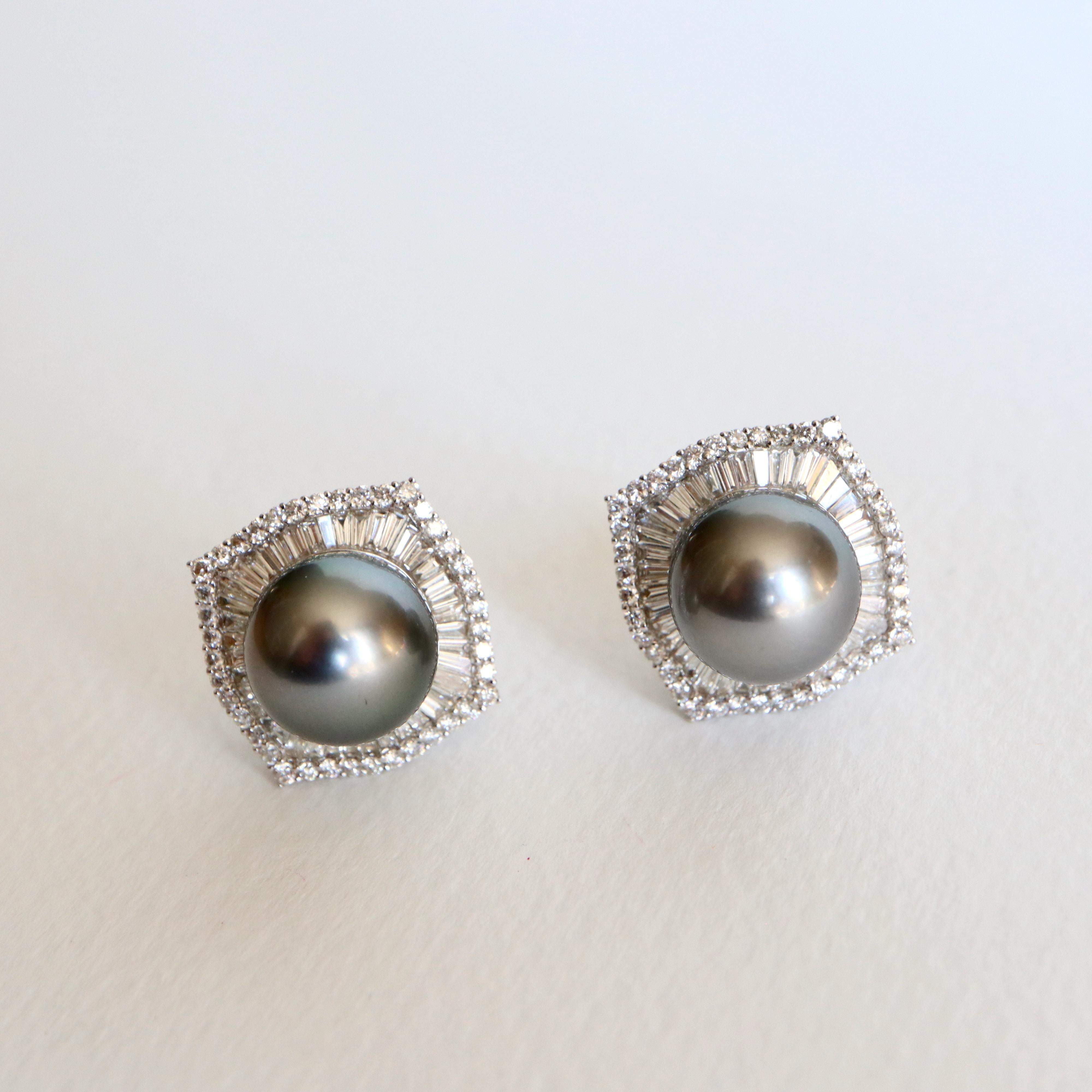 Ohrringe aus 18 Karat Weißgold, Diamanten und grauen Tahiti-Perlen. Die Perlen sind von Baguette- und runden Diamanten umgeben  die ein einigermaßen quadratisches geometrisches Muster bilden.
Sehr schöne Goldarbeiten auf der Rückseite der