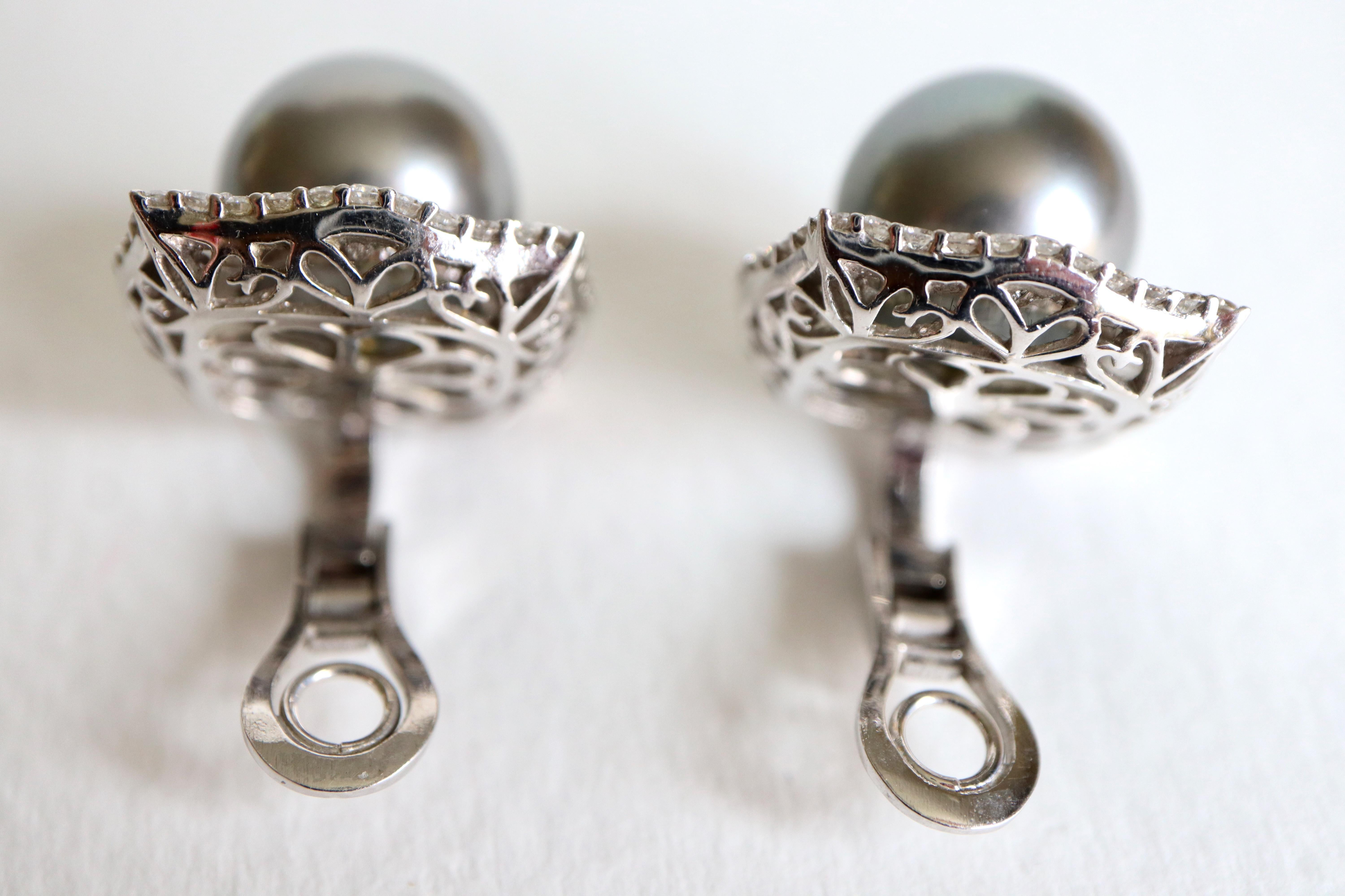 Gray Tahitian Pearls Earrings in 18 Carats White Gold and Diamonds In Good Condition For Sale In Paris, FR