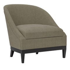 Grauer Sessel aus Stoff und Holz aus der Studio Privè-Kollektion