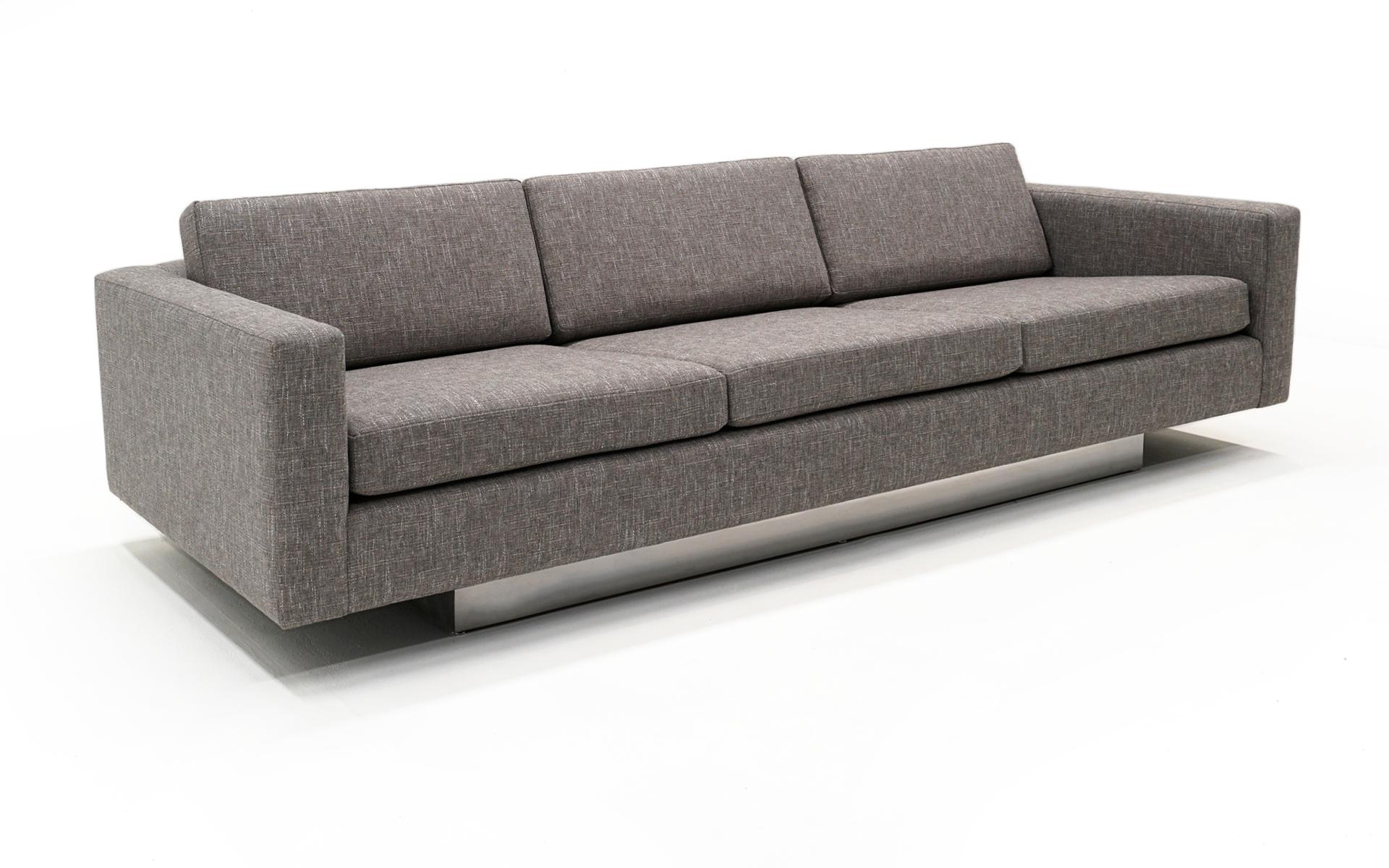 Graues dreiteiliges Sofa. Versenkter Chrom-Sockel. Zuschreibung an Harvey Probber (Moderne der Mitte des Jahrhunderts) im Angebot