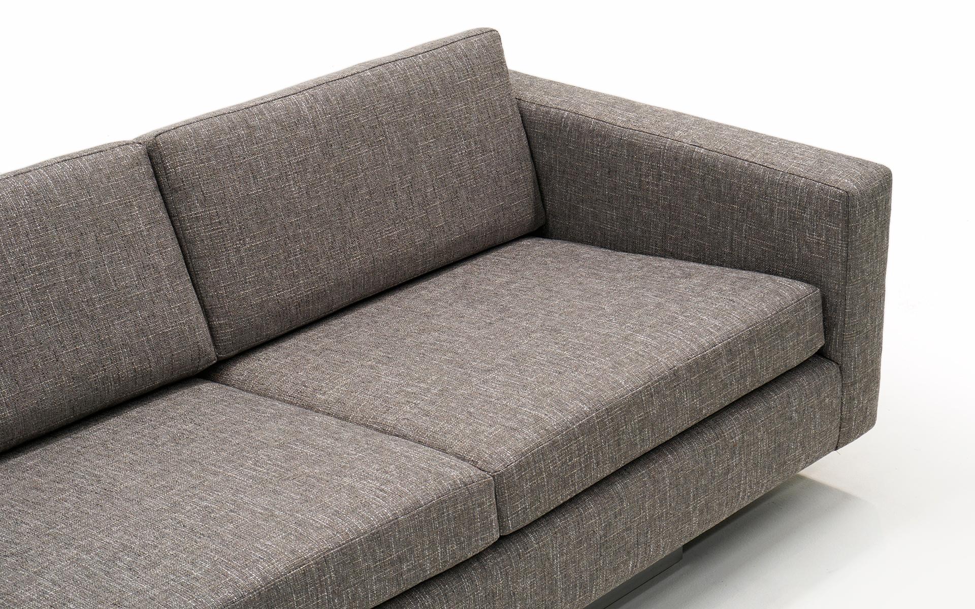 Graues dreiteiliges Sofa. Versenkter Chrom-Sockel. Zuschreibung an Harvey Probber (amerikanisch) im Angebot