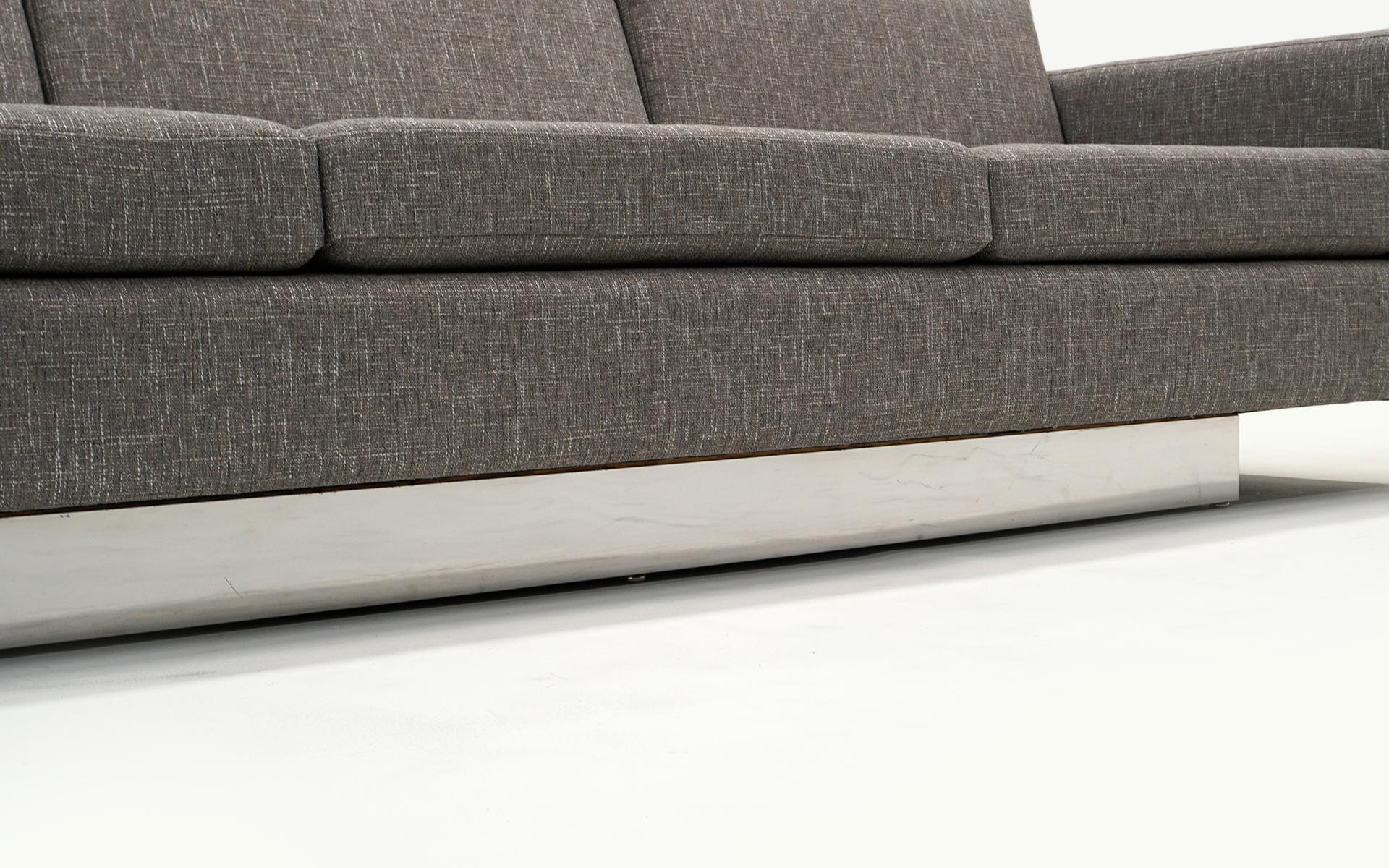 Graues dreiteiliges Sofa. Versenkter Chrom-Sockel. Zuschreibung an Harvey Probber im Zustand „Gut“ im Angebot in Kansas City, MO