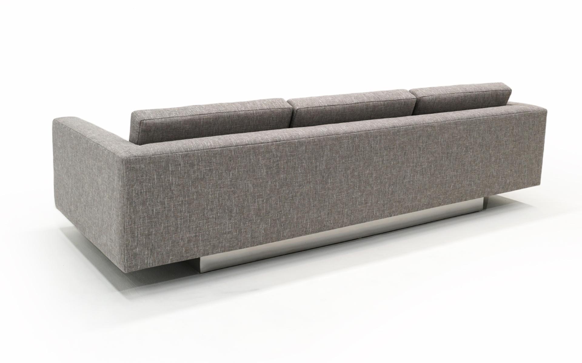 Graues dreiteiliges Sofa. Versenkter Chrom-Sockel. Zuschreibung an Harvey Probber im Angebot 1