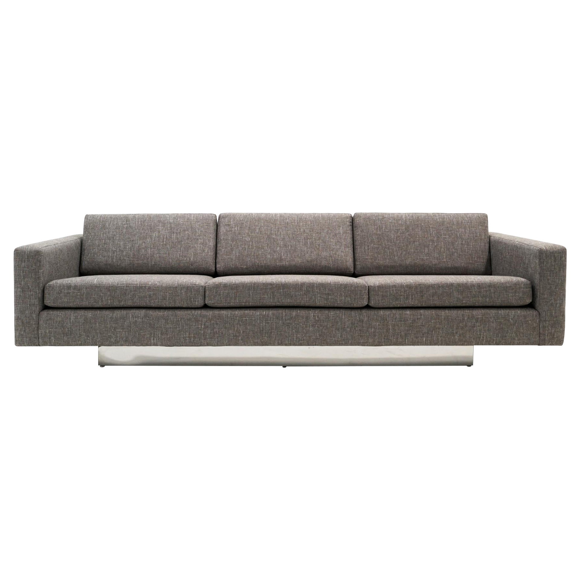 Graues dreiteiliges Sofa. Versenkter Chrom-Sockel. Zuschreibung an Harvey Probber