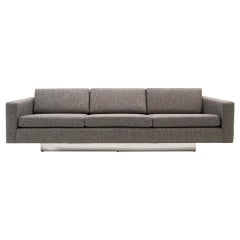 Graues dreiteiliges Sofa. Versenkter Chrom-Sockel. Zuschreibung an Harvey Probber