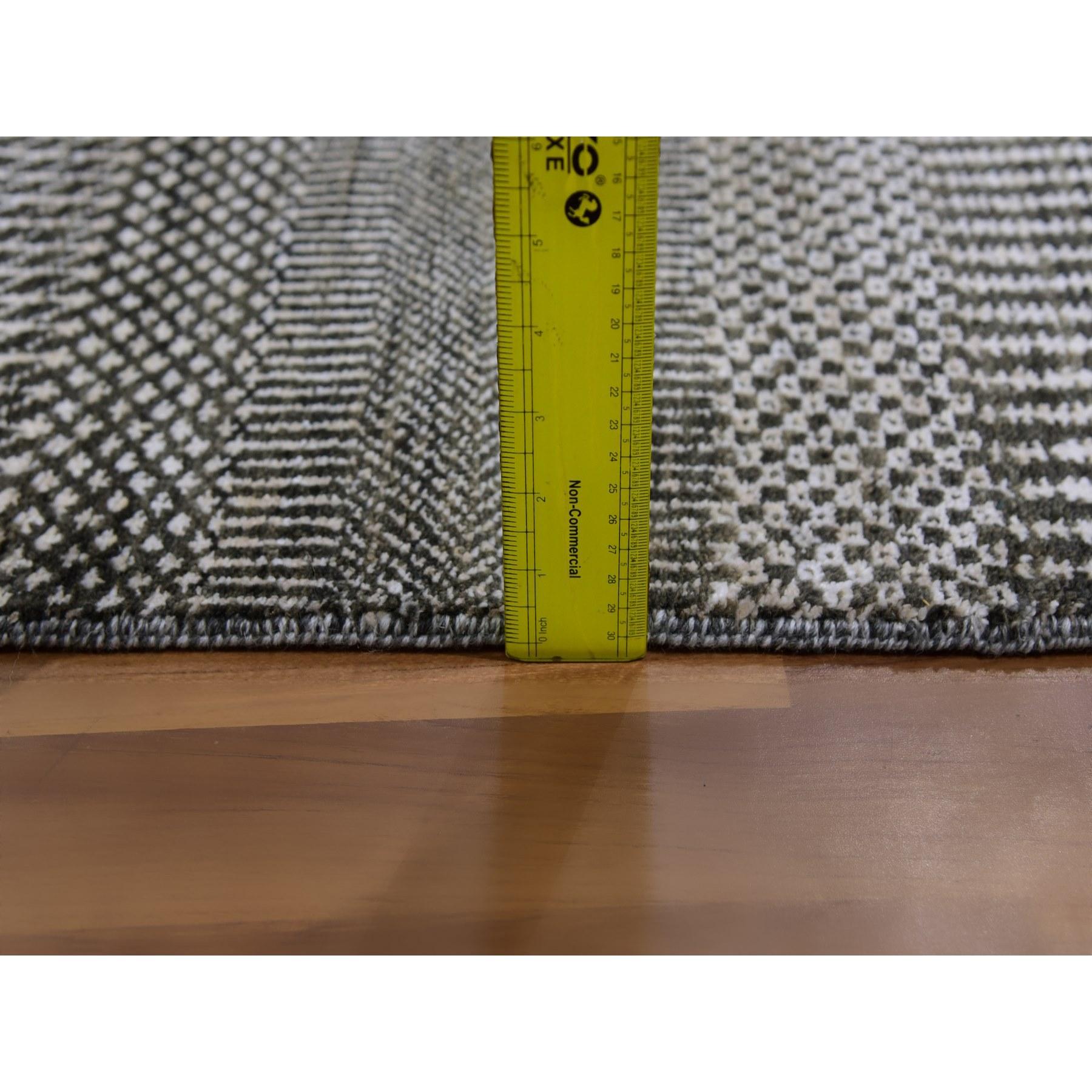 Handgeknüpfter moderner orientalischer Teppich aus Wolle und Seide in Grau in Grautönen auf Tone mit Grasmuster im Angebot 5