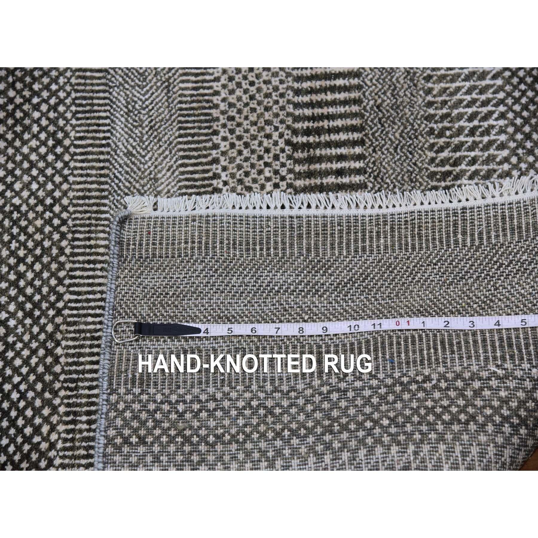 Handgeknüpfter moderner orientalischer Teppich aus Wolle und Seide in Grau in Grautönen auf Tone mit Grasmuster im Angebot 6