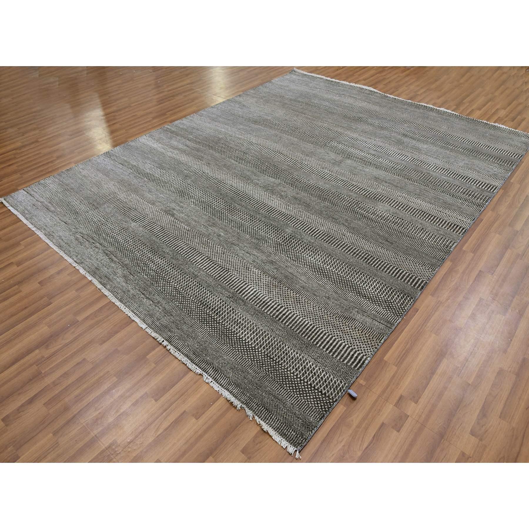 Handgeknüpfter moderner orientalischer Teppich aus Wolle und Seide in Grau in Grautönen auf Tone mit Grasmuster (Indisch) im Angebot