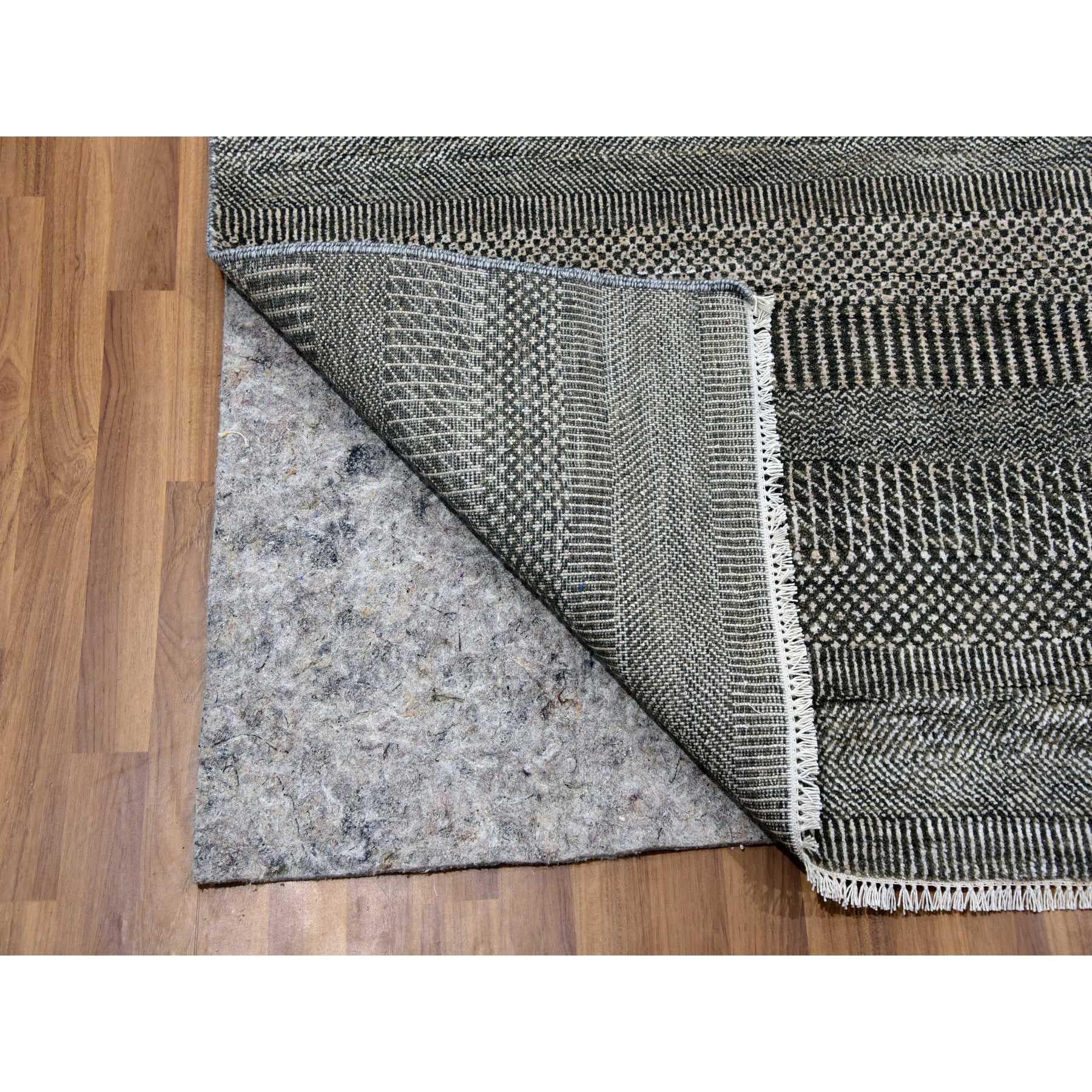 Handgeknüpfter moderner orientalischer Teppich aus Wolle und Seide in Grau in Grautönen auf Tone mit Grasmuster im Zustand „Neu“ im Angebot in Carlstadt, NJ