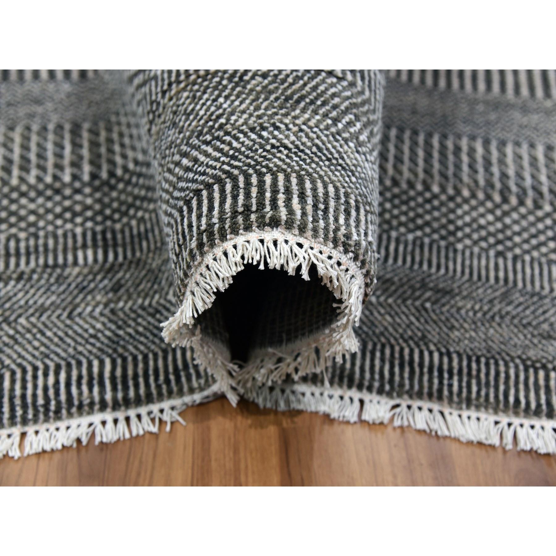 Handgeknüpfter moderner orientalischer Teppich aus Wolle und Seide in Grau in Grautönen auf Tone mit Grasmuster (21. Jahrhundert und zeitgenössisch) im Angebot