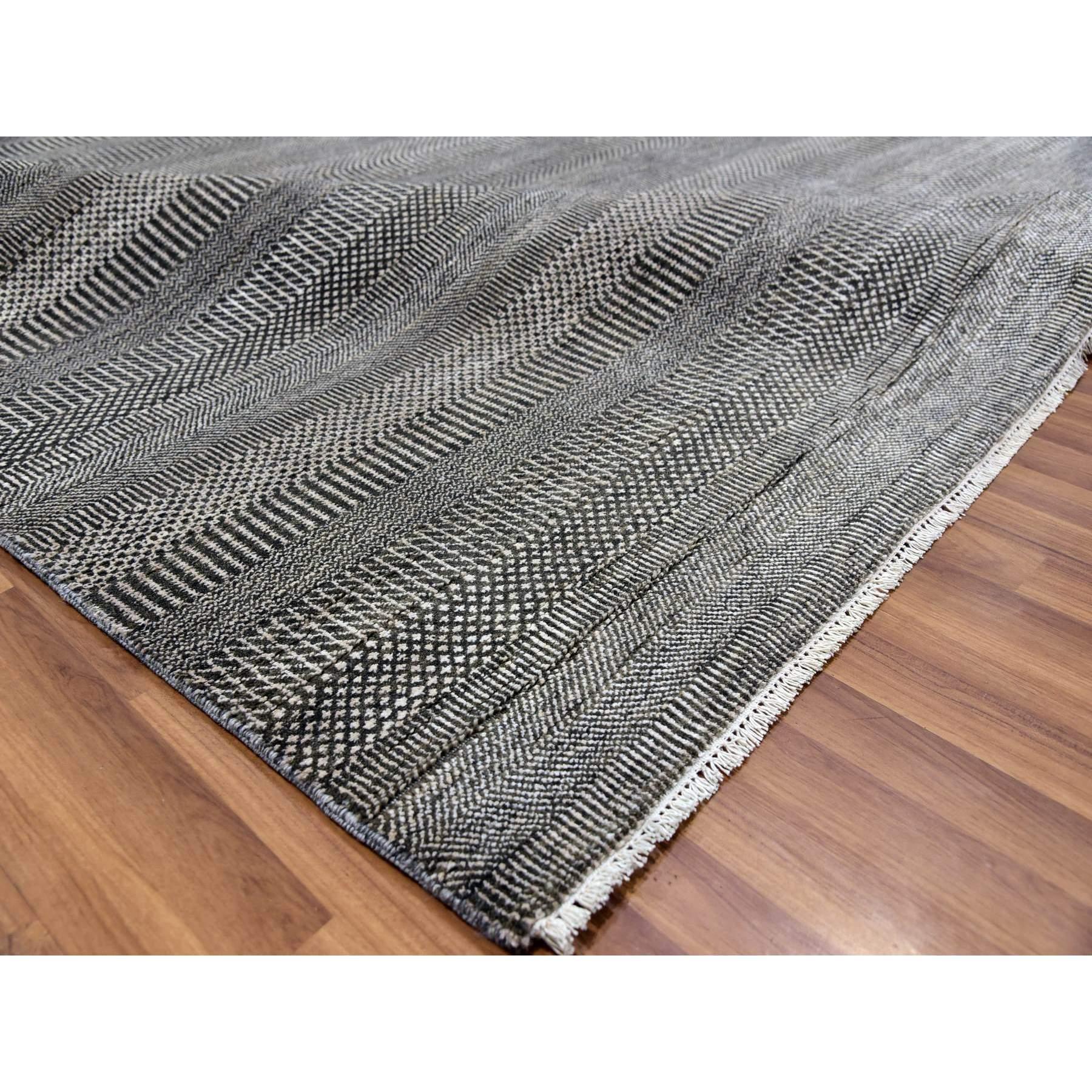 Handgeknüpfter moderner orientalischer Teppich aus Wolle und Seide in Grau in Grautönen auf Tone mit Grasmuster im Angebot 1