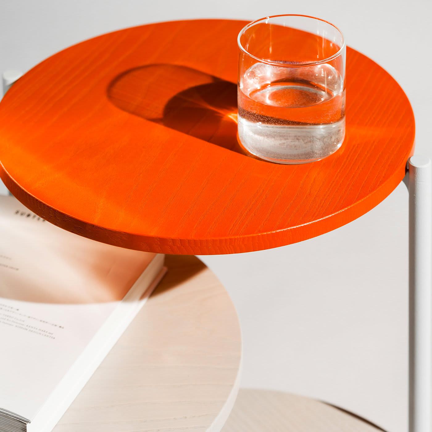 D'un design délicieusement pratique, cette table triple Triplo constitue un ajout élégant et fonctionnel à votre espace de vie préféré. Avec ses trois plateaux de table en bois massif coloré fixés à un cadre de support en métal gris, le design épuré