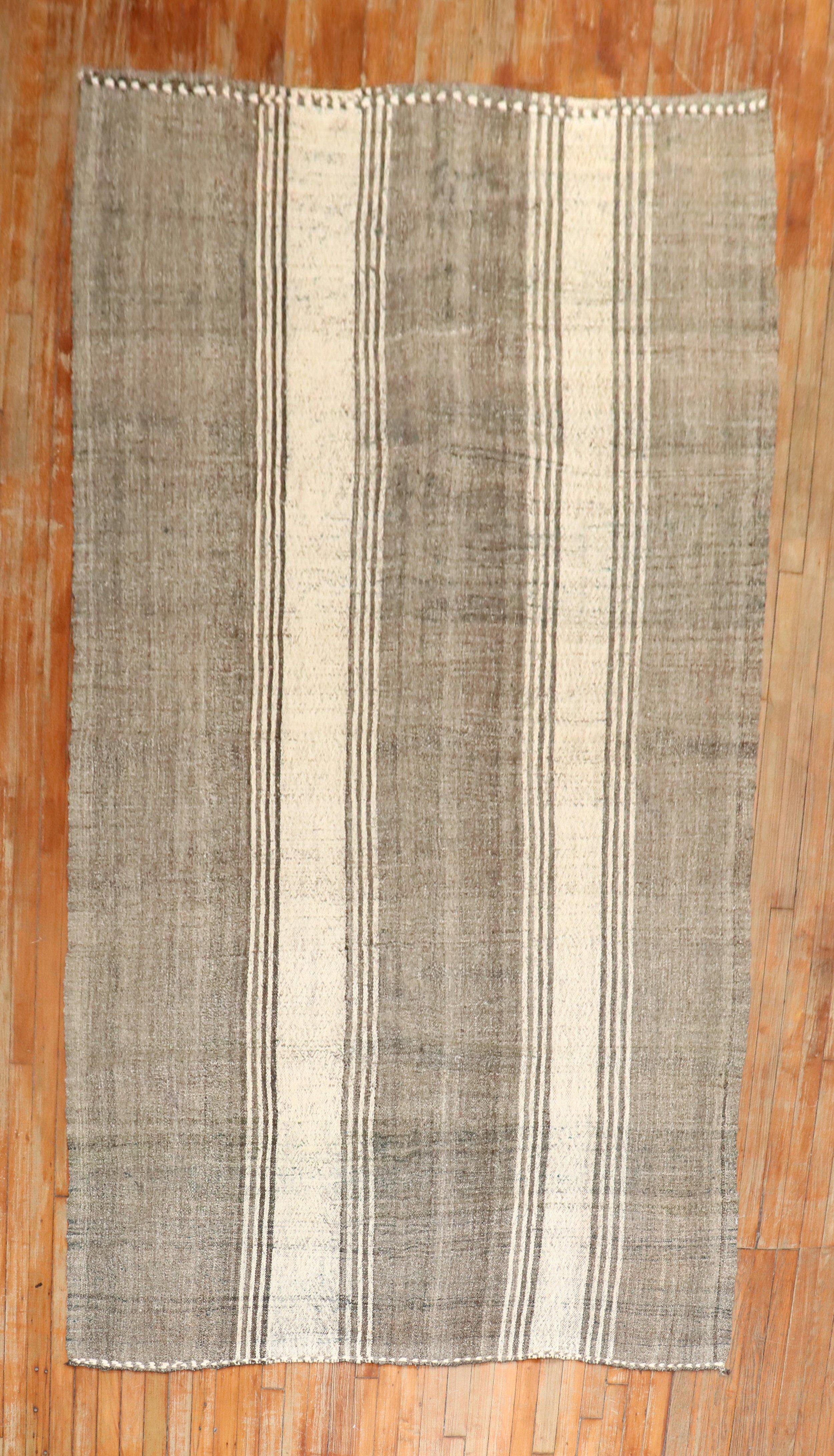 Un Kilim turco del terzo quarto del XX secolo in avorio e grigio, unico nel suo genere e di dimensioni da galleria.

Misure: 5'3'' x 10'4''.