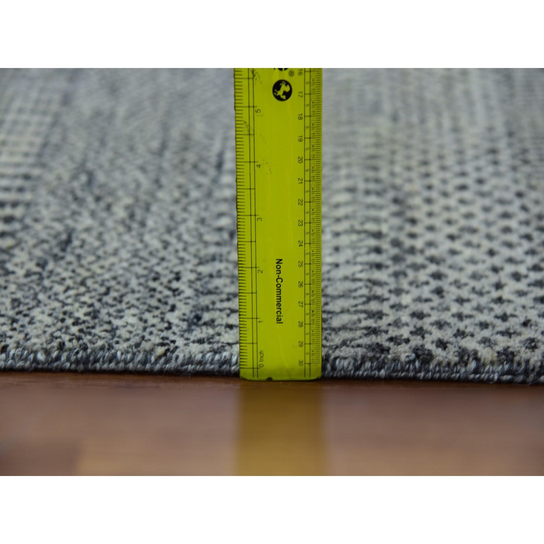 Grauer, unbefärbter, handgeknüpfter, quadratischer, orientalischer Teppich aus natürlicher Wolle in Grasdesign 12' x 12' im Angebot 3