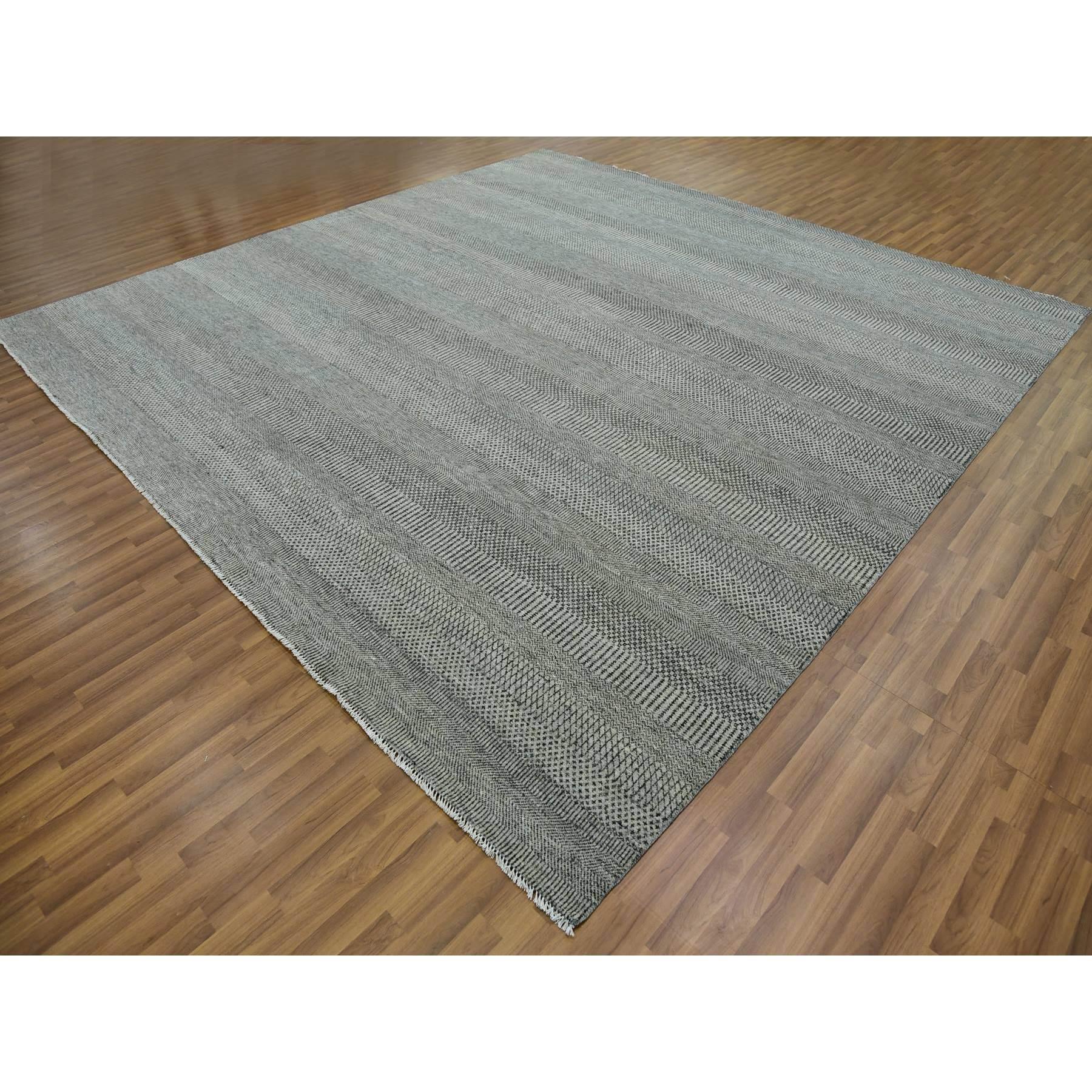 Grauer, unbefärbter, handgeknüpfter, quadratischer, orientalischer Teppich aus natürlicher Wolle in Grasdesign 12' x 12' (Moderne) im Angebot