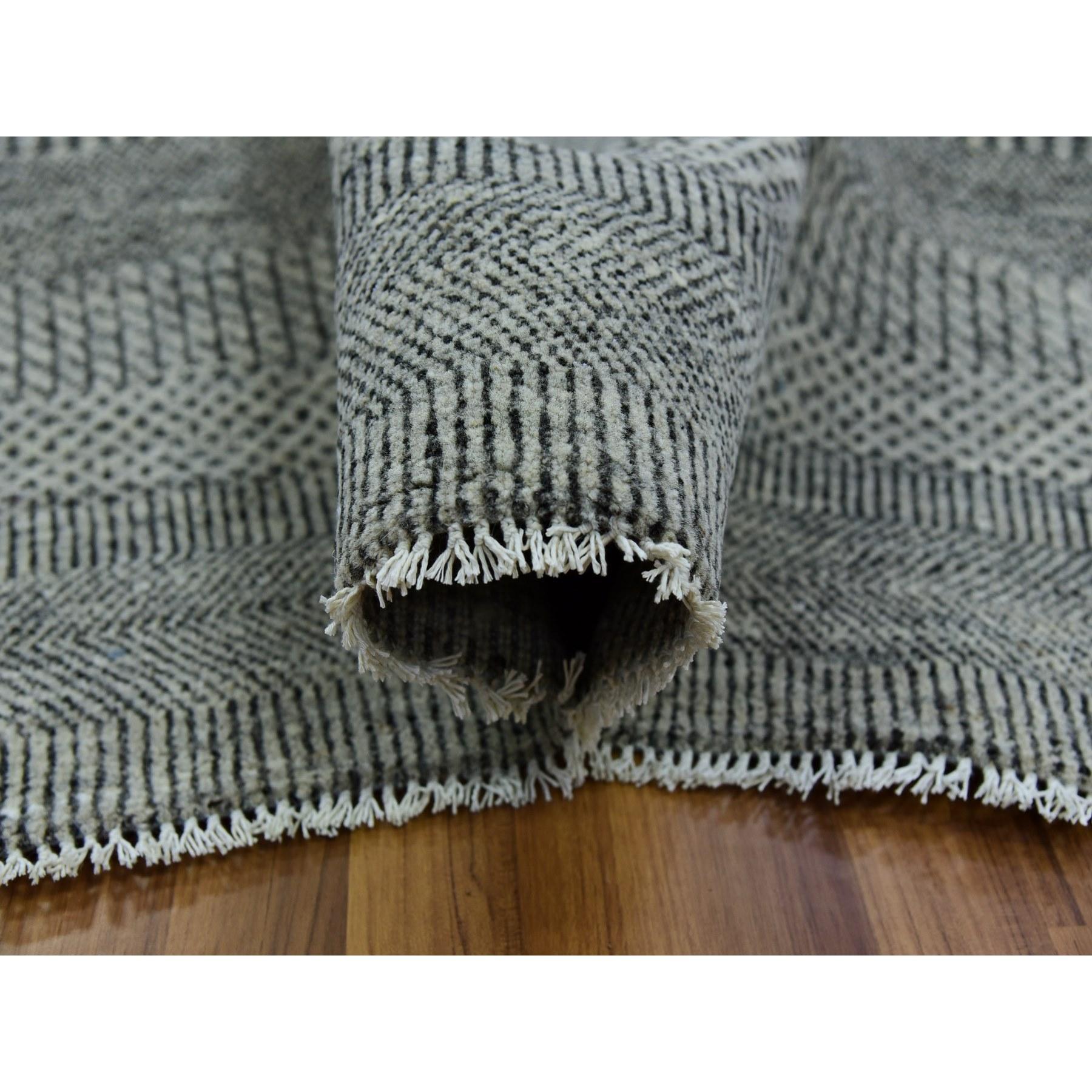 Grauer, unbefärbter, handgeknüpfter, quadratischer, orientalischer Teppich aus natürlicher Wolle in Grasdesign 12' x 12' (Handgeknüpft) im Angebot