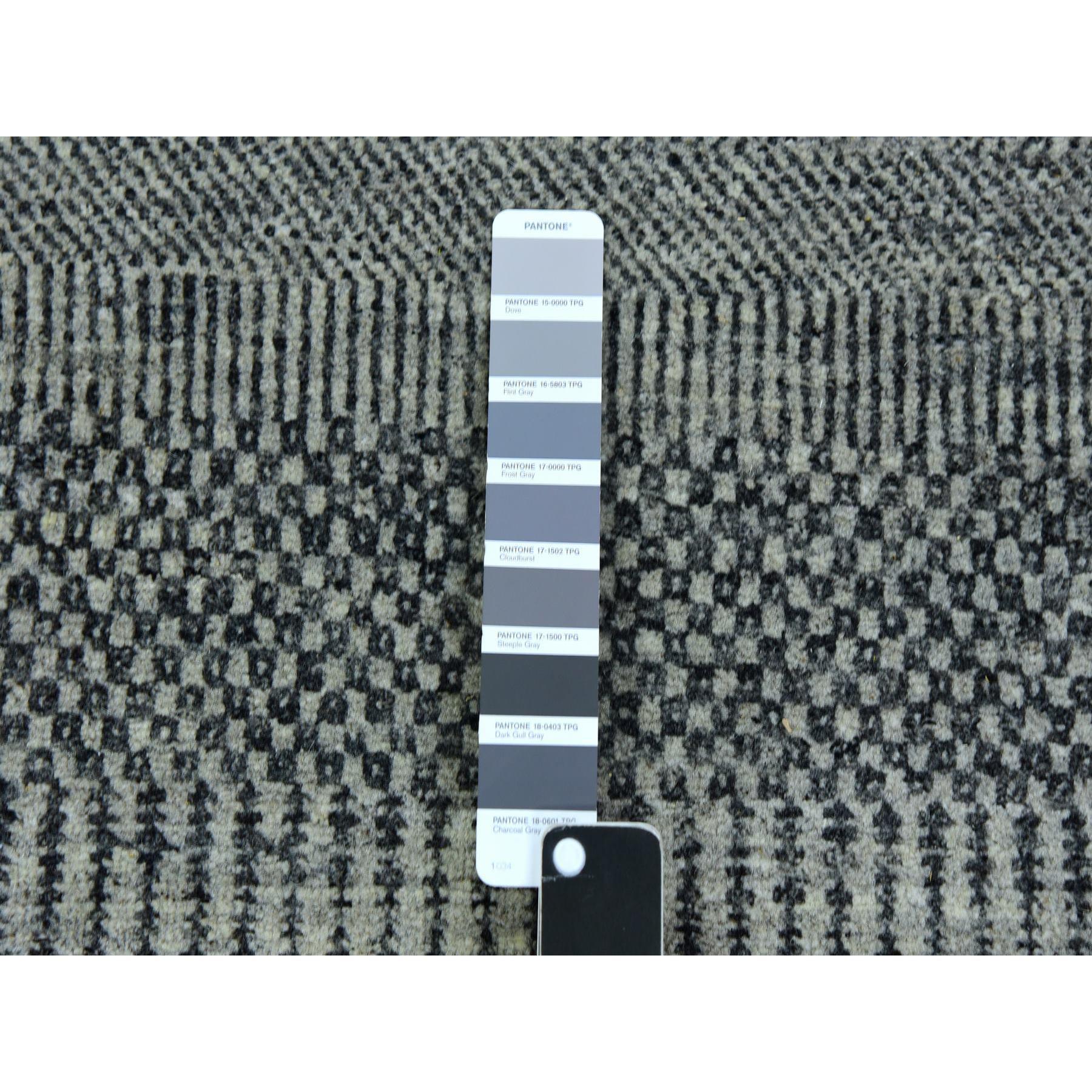 Grauer, unbefärbter, handgeknüpfter, quadratischer, orientalischer Teppich aus natürlicher Wolle in Grasdesign 12' x 12' (21. Jahrhundert und zeitgenössisch) im Angebot