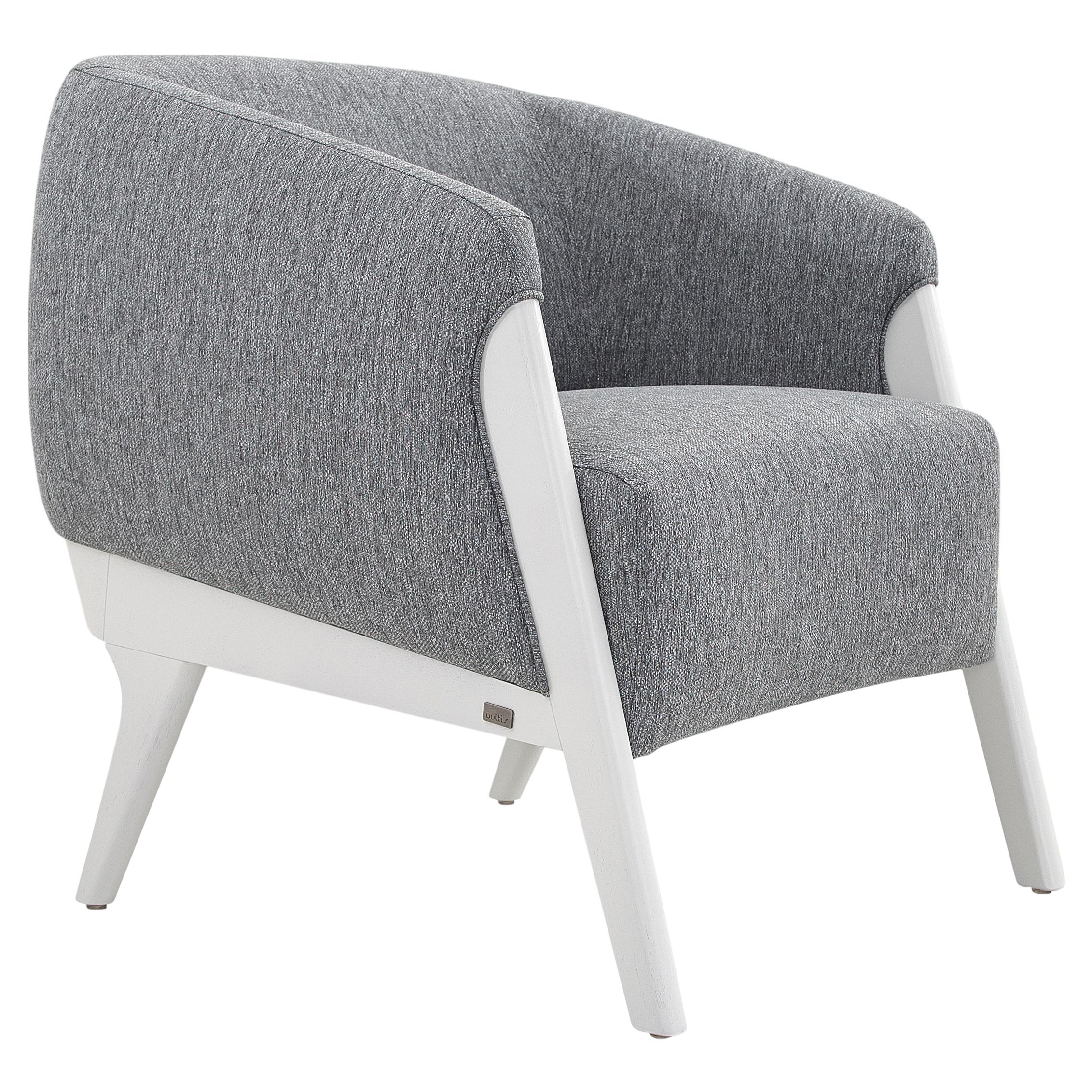 Sessel Abra von Uultis mit weißer, matter Oberfläche und grauem Stoff. *Bitte prüfen Sie vor dem Kauf die Verfügbarkeit*.

Der Sessel Abra verbindet modernes Design mit einladendem Komfort und ist damit eine vielseitige Ergänzung für jede Wohnung