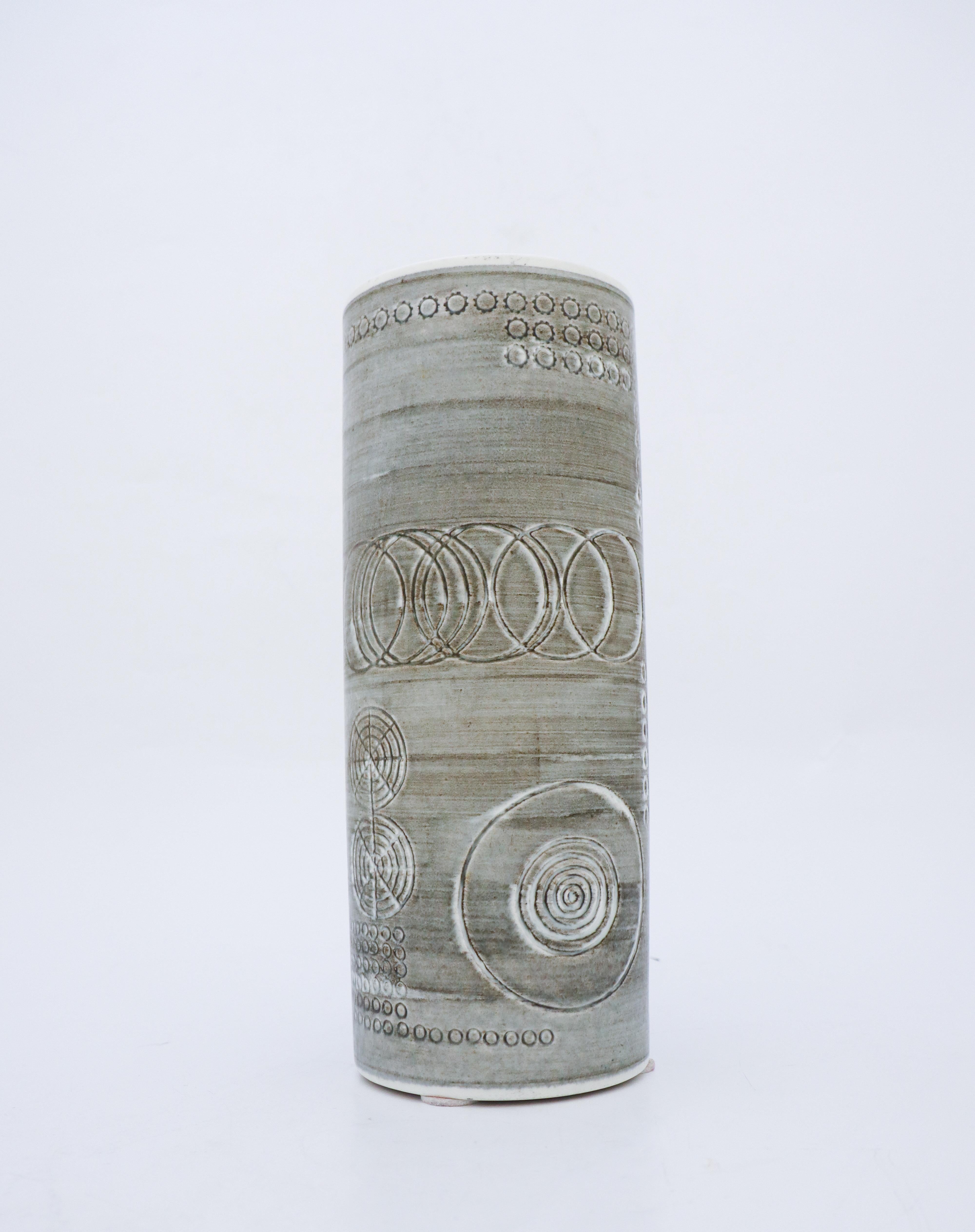 Un grand vase gris du modèle Sarek conçu par Olle Alberius chez Rörstrand. Le vase a un diamètre de 12 cm (4,8
